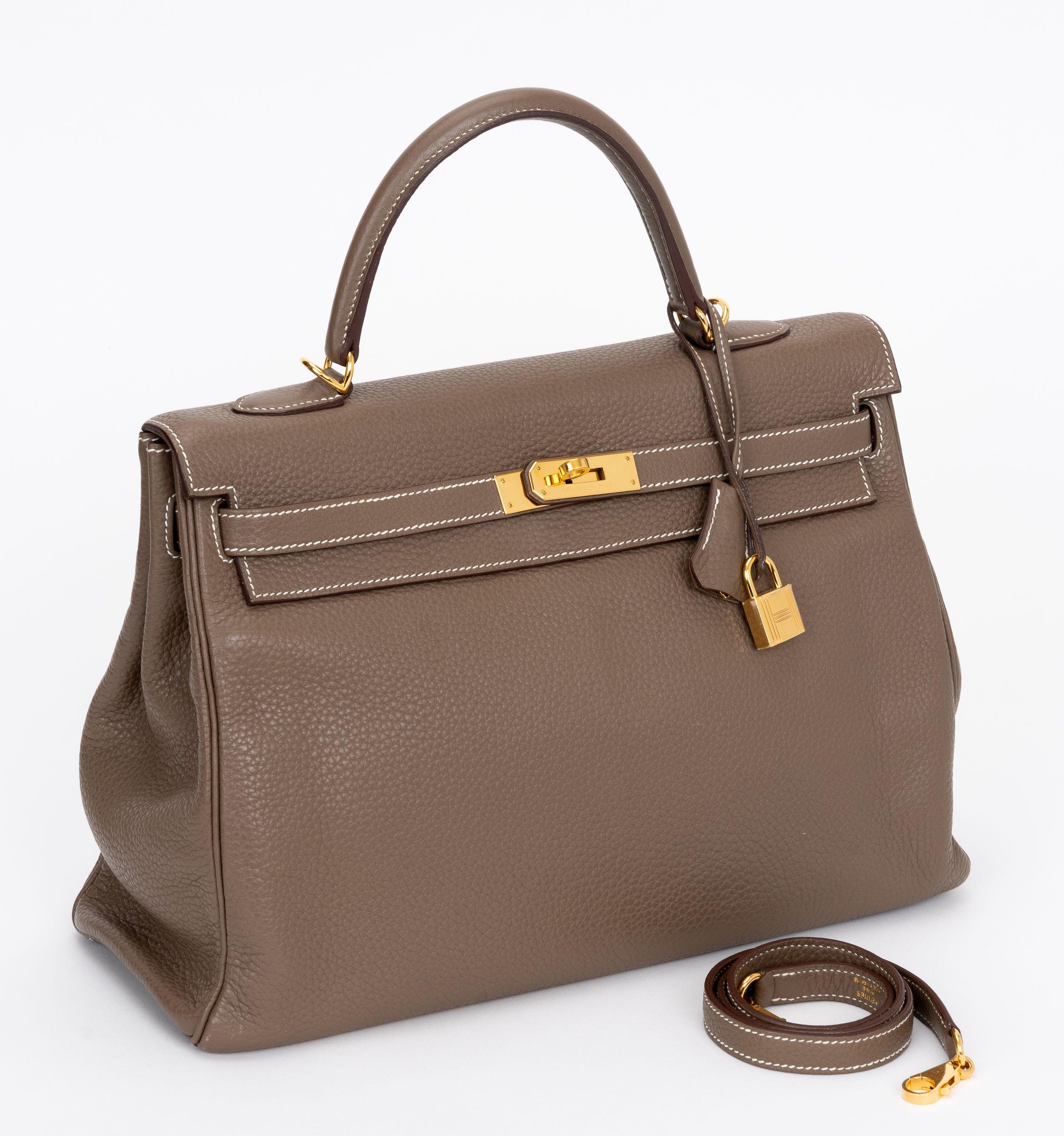 Hermes kelly 35 cm retourne', etoupe taurillon clemence Leder, weiße Kontrastnähte, goldfarbene Beschläge. Henkelfall 3,5