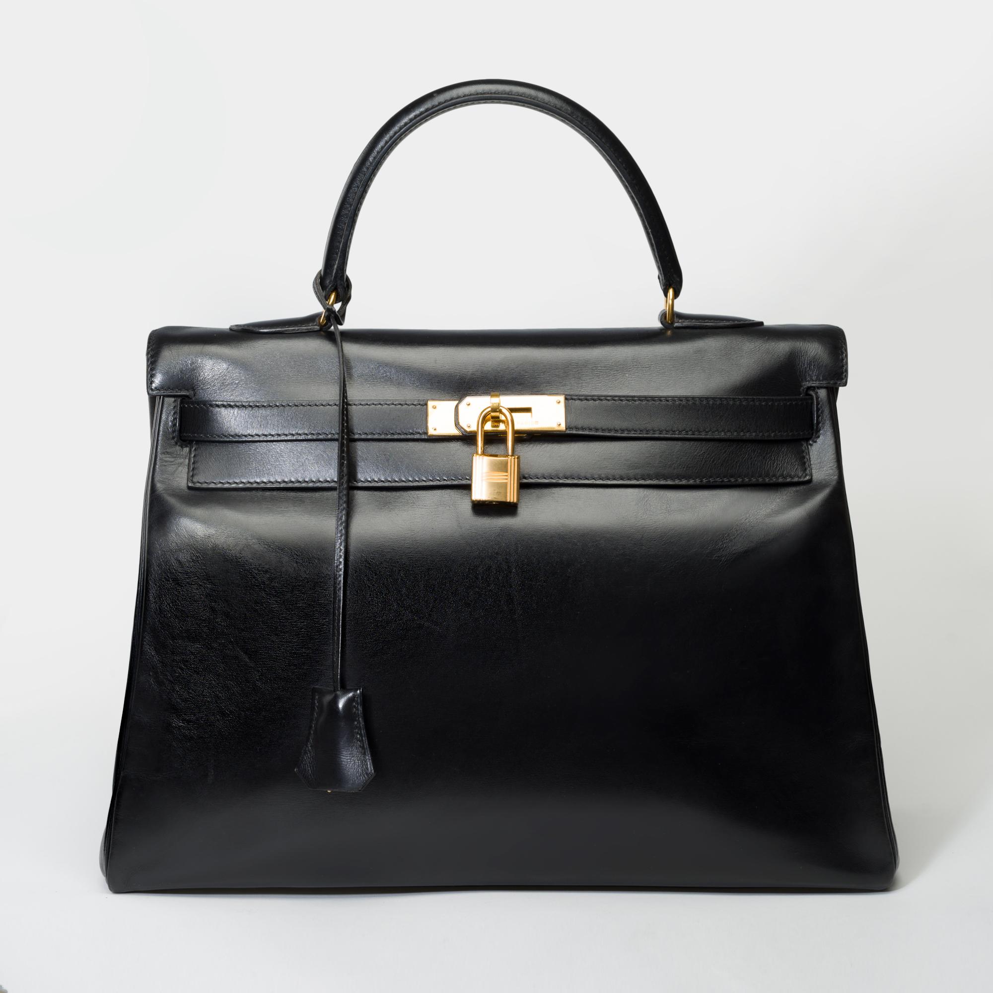 Beautiful Hermes Kelly 35 retourne handbag strap in black box calfskin leather, gold plated metal hardware, black leather handle, removable black leather shoulder strap for hand or shoulder carry

Flap closure
Black leather lining, one zippered