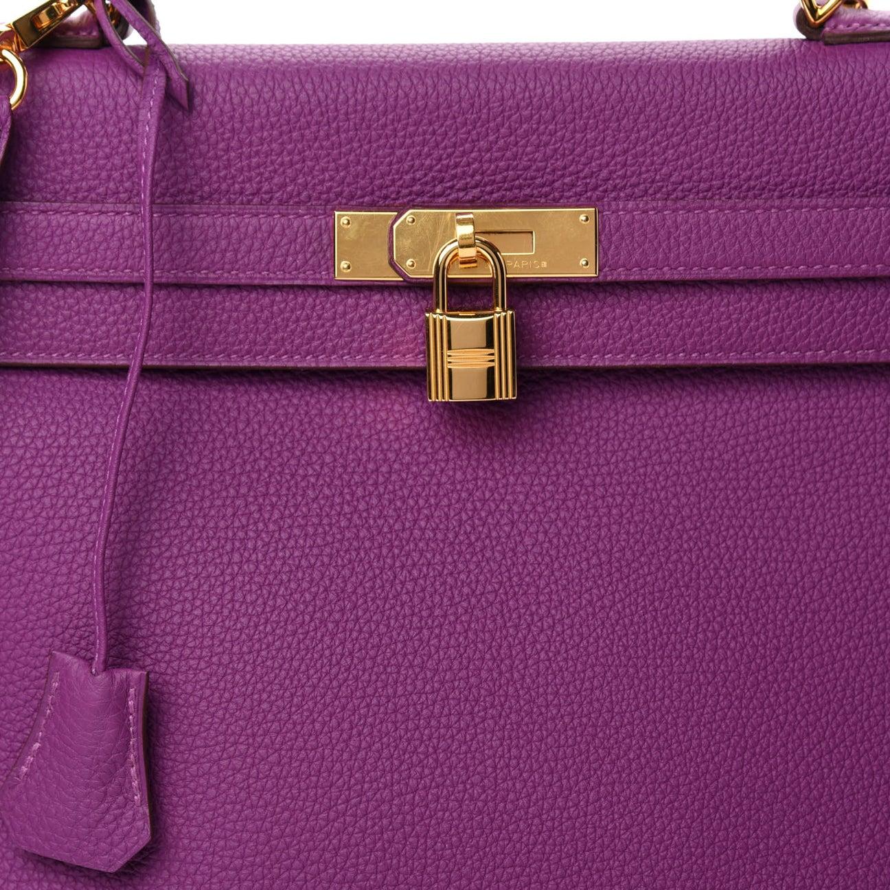 Pre-Owned Condition
From 2014 Collection
Anemone
Togo Leather
Gold Hardware
Measures 13.75