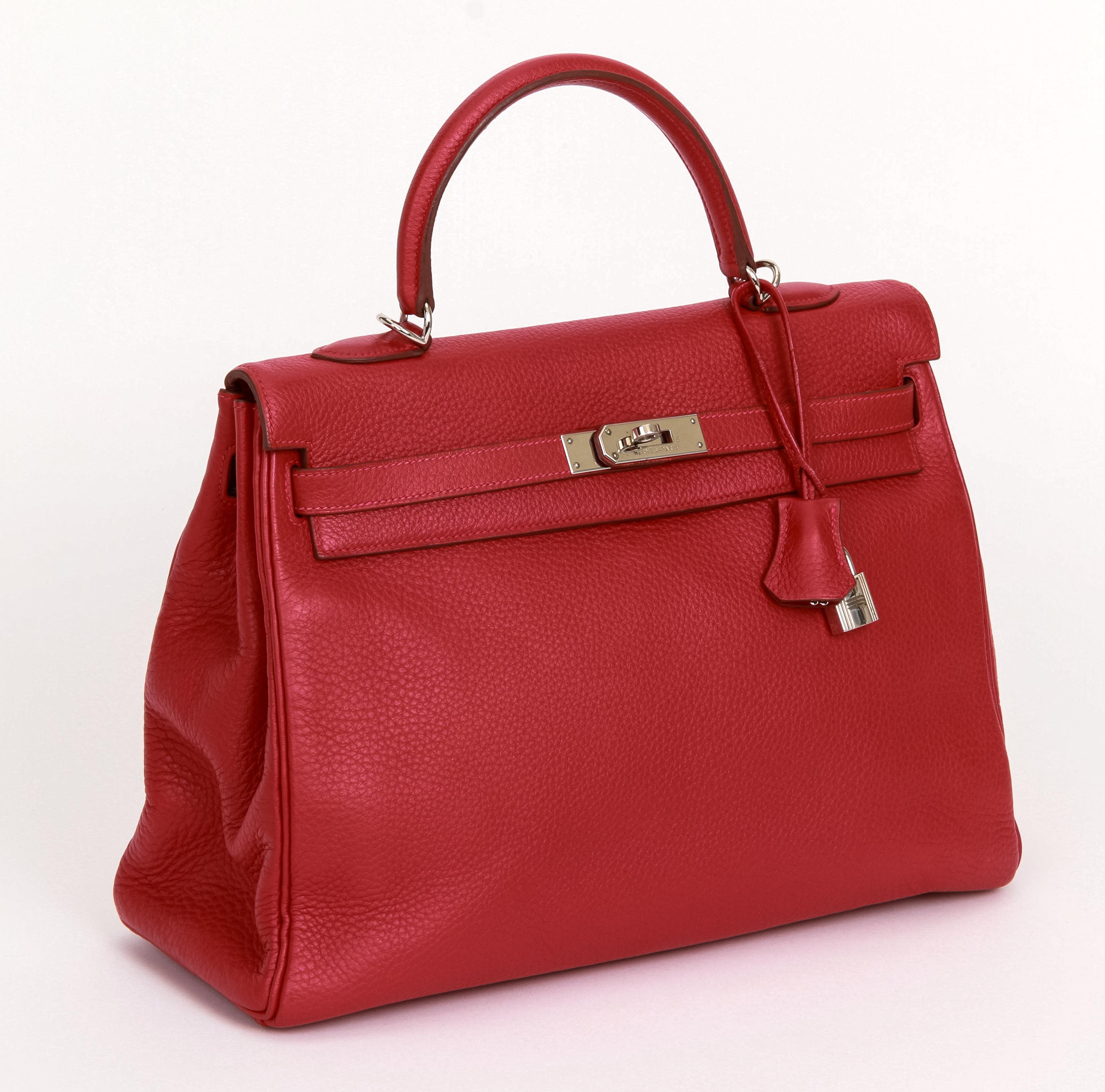 Hermès 35 cm rouge casaque taurillon clemence Kelly bag with palladium hardware. Date stamp H in a square, 2004. Comes with: clochette, tirette, lock, 2 keys, detachable strap, original dust cover.
