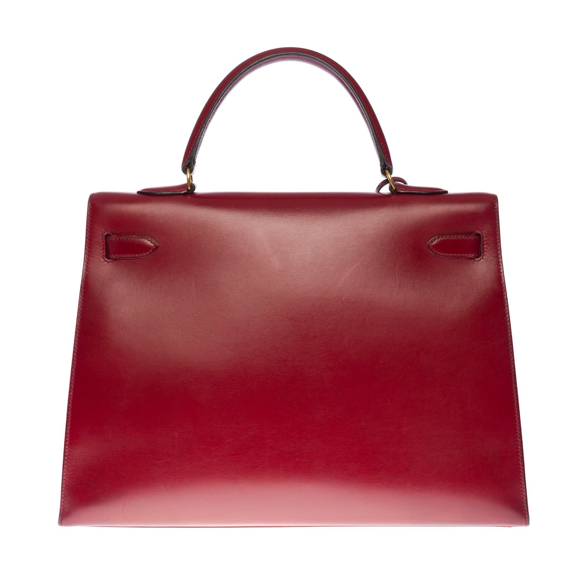 Stunning Hermes Kelly 35 cm sellier in burgundy calf box leather shoulder strap (Red H), gold-plated metal hardware, removable burgundy leather shoulder strap, simple burgundy leather handle allowing a hand or shoulder strap .
Closure by