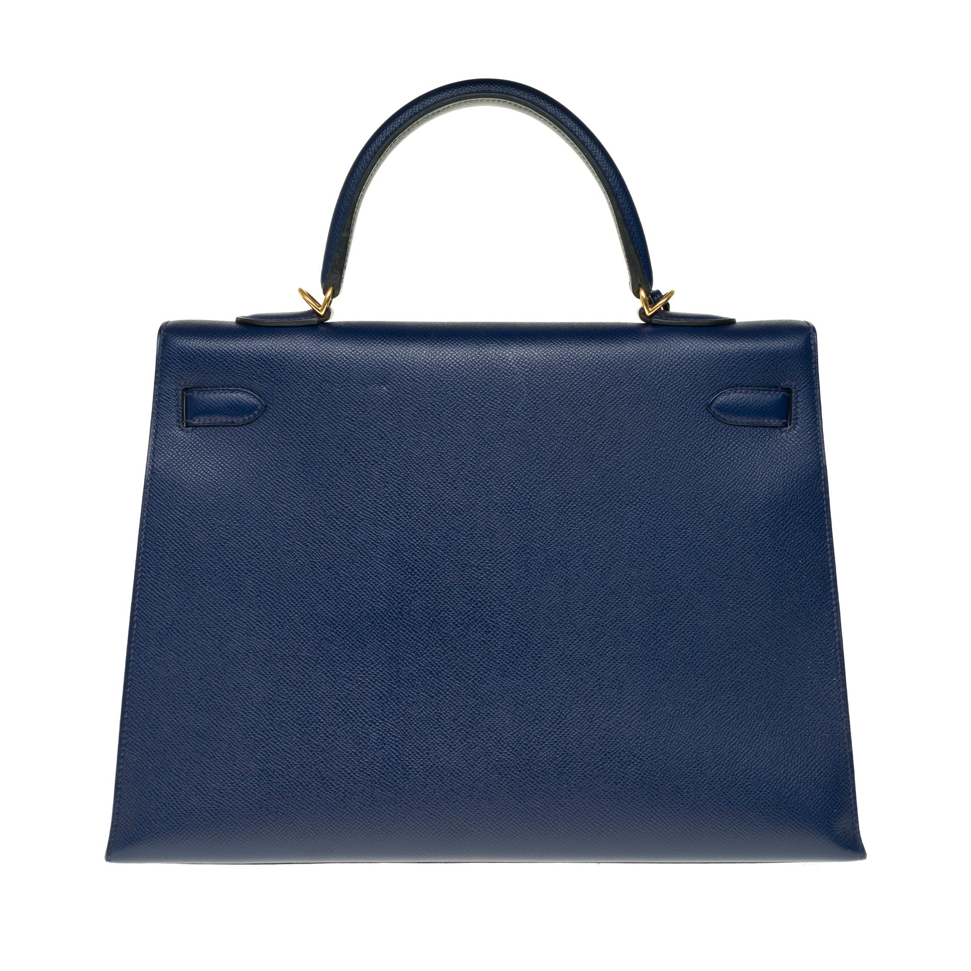 Superb Hermes Kelly 35 sellier bag in sapphire blue epsom, gold-plated metal trim, removable shoulder strap in blue epsom, simple blue leather handle allowing a hand or shoulder strap .
Closure by flap.
Lining in blue leather, one zip pocket, 2