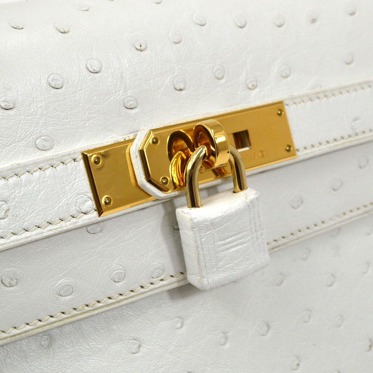Pre-Owned Vintage Condition
From 1996 Collection
Ostrich Leather
Gold Tone Hardware
Leather Lining
Measures 14.25