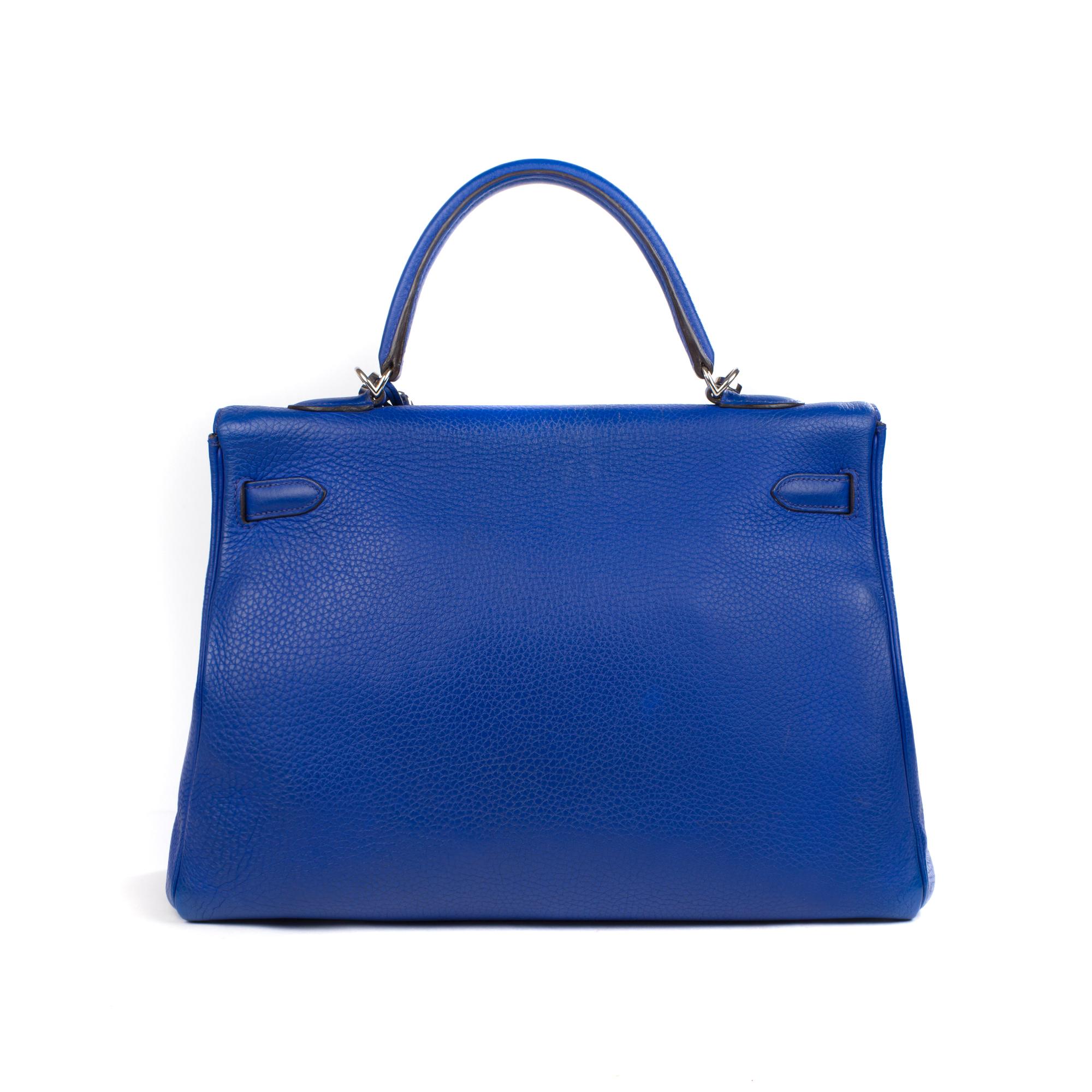 Superb Hermes Kelly purse 35 cm in leather Taurillon Clémence purple blue, palladium hardware, blue leather handle with removable shoulder strap in blue leather allowing hand or shoulder carry.

Flap closure.
Inner lining in blue leather, a zipped