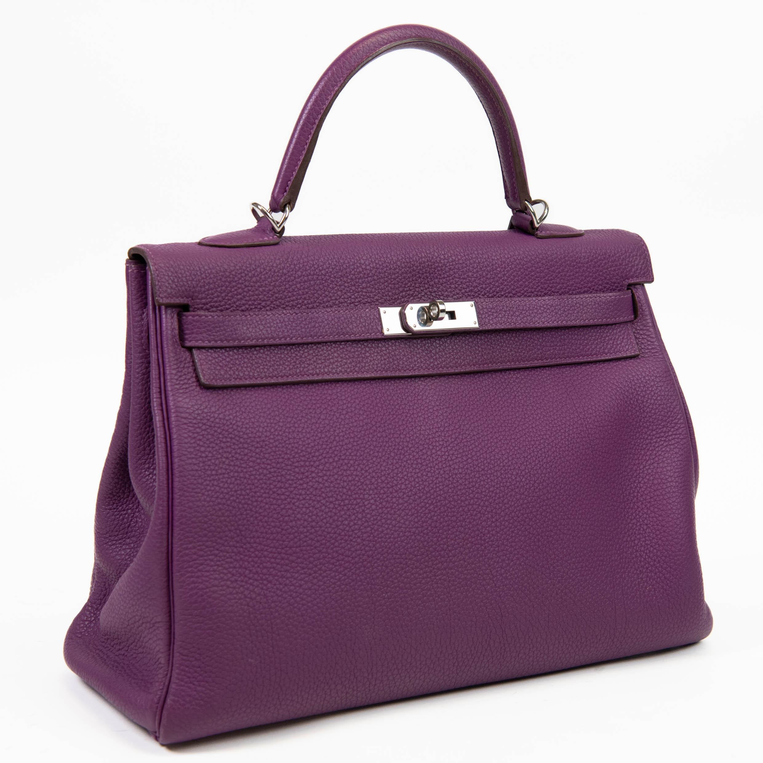 100% Autentico

Dopo che Grace Kelly, star di Hollywood e principessa, utilizzò la sua borsa Hermes per nascondere il pancione e successivamente il pubblico iniziò a chiamare la borsa con il suo nome, Hermes la intitolò ufficialmente a lei e così