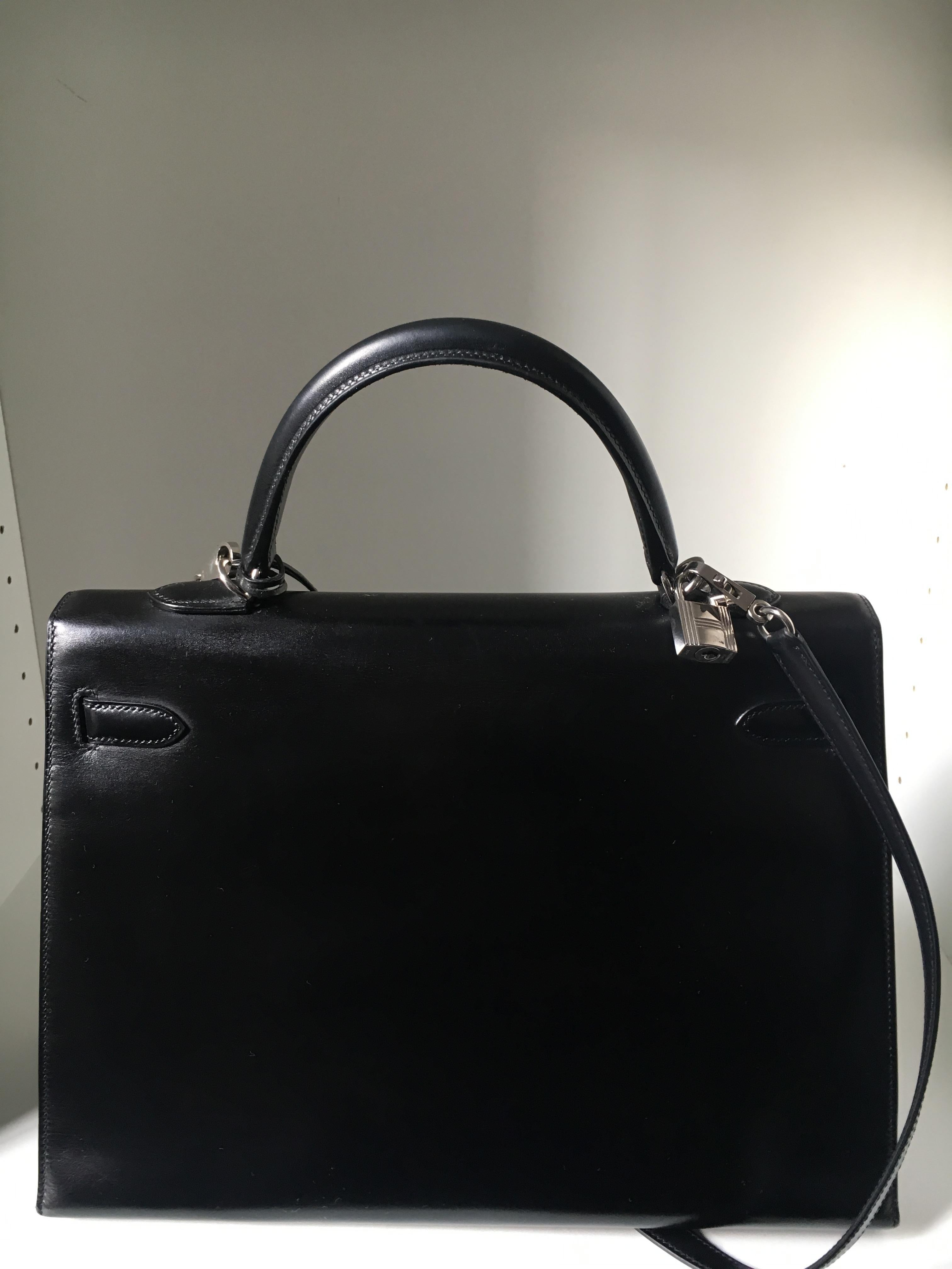 Rare and collector kelly 35 in black box palladium and guilloche hardware.


Superb handbag 