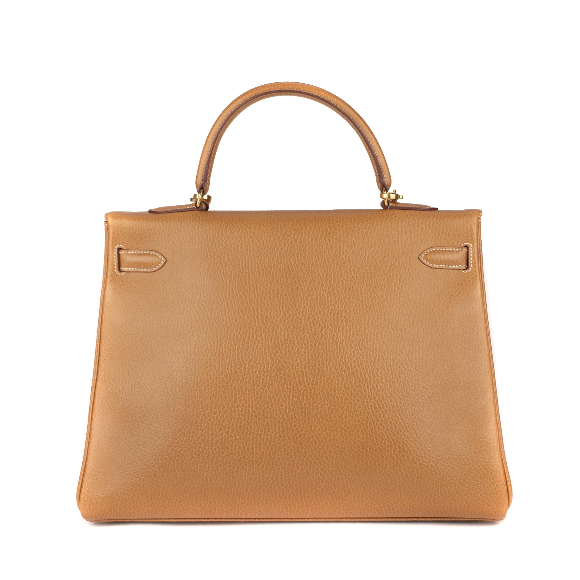  Hermes Kelly handbag 35 cm in Ardennes gold, gold-plated hardware, gold leather handle, detachable shoulder strap in gold Ardennes allowing a hand or shoulder carry.

Flap closure.
Inner lining in gold leather, a zipped pocket, a double patch
