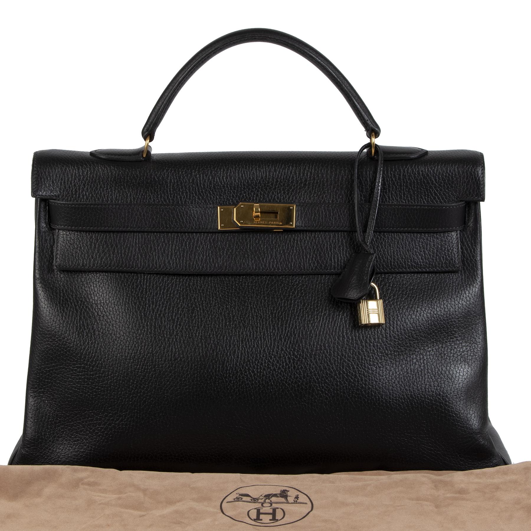 This spacious Hermès Kelly bag is crafted out of precious Vache Ardennes leather. The bag features gold toned hardware details. The interior compartment will fit your documents and daily essentials perfectly.