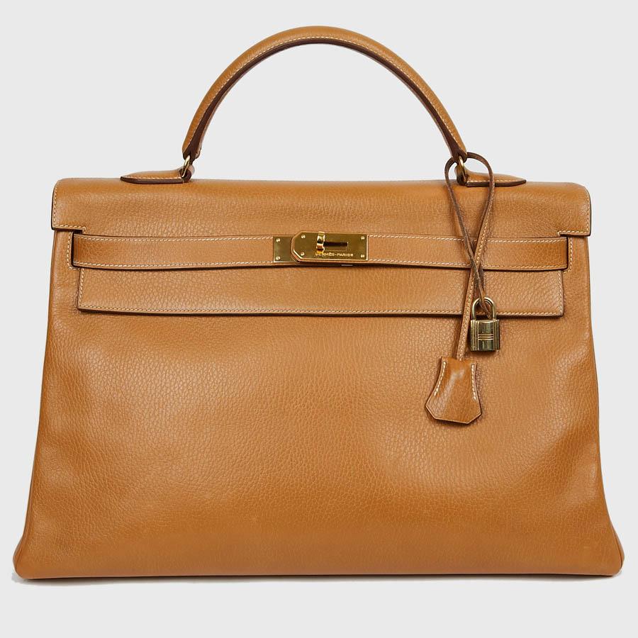 This Hermès kelly 40 is sought after by gentlemen because it is extremely practical. It has a large storage capacity for documents and computer or clothing for 48 hours of travel. The jewelry is golden with micro scratches.
The interior is lined in