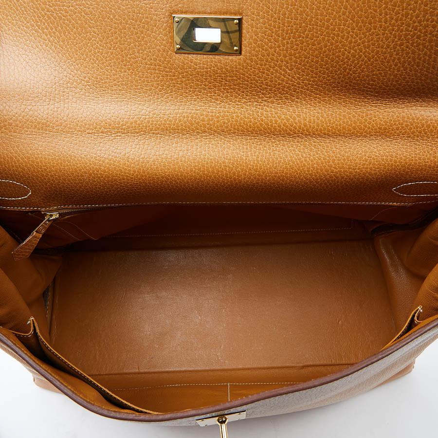 HERMES Kelly 40 Courchevel Gold Leather Bag In Good Condition In Paris, FR