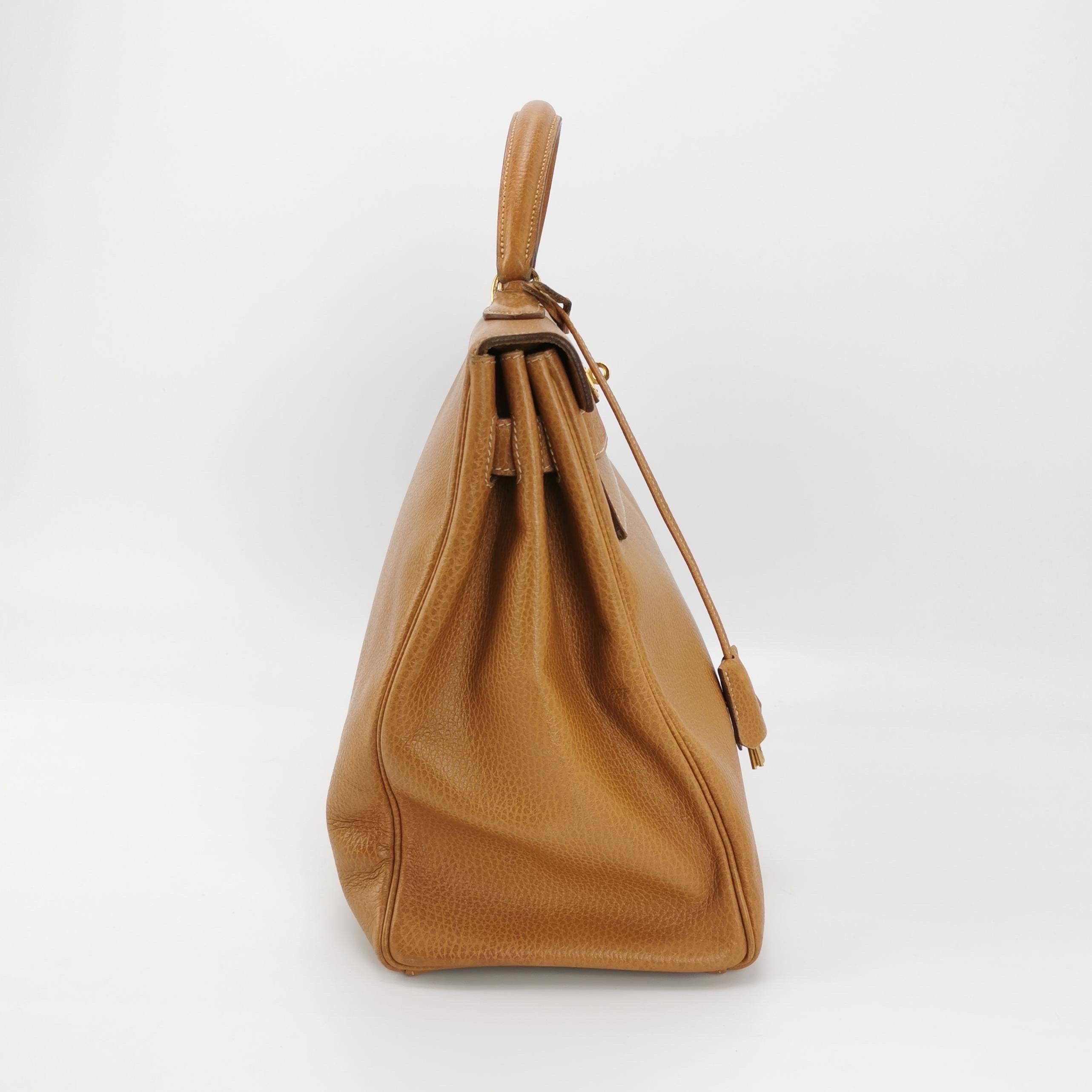 Hermes Kelly 40 Retourne Gold Togo Leather Gold Hardware 1993 Bon état - En vente à AUBERVILLIERS, FR