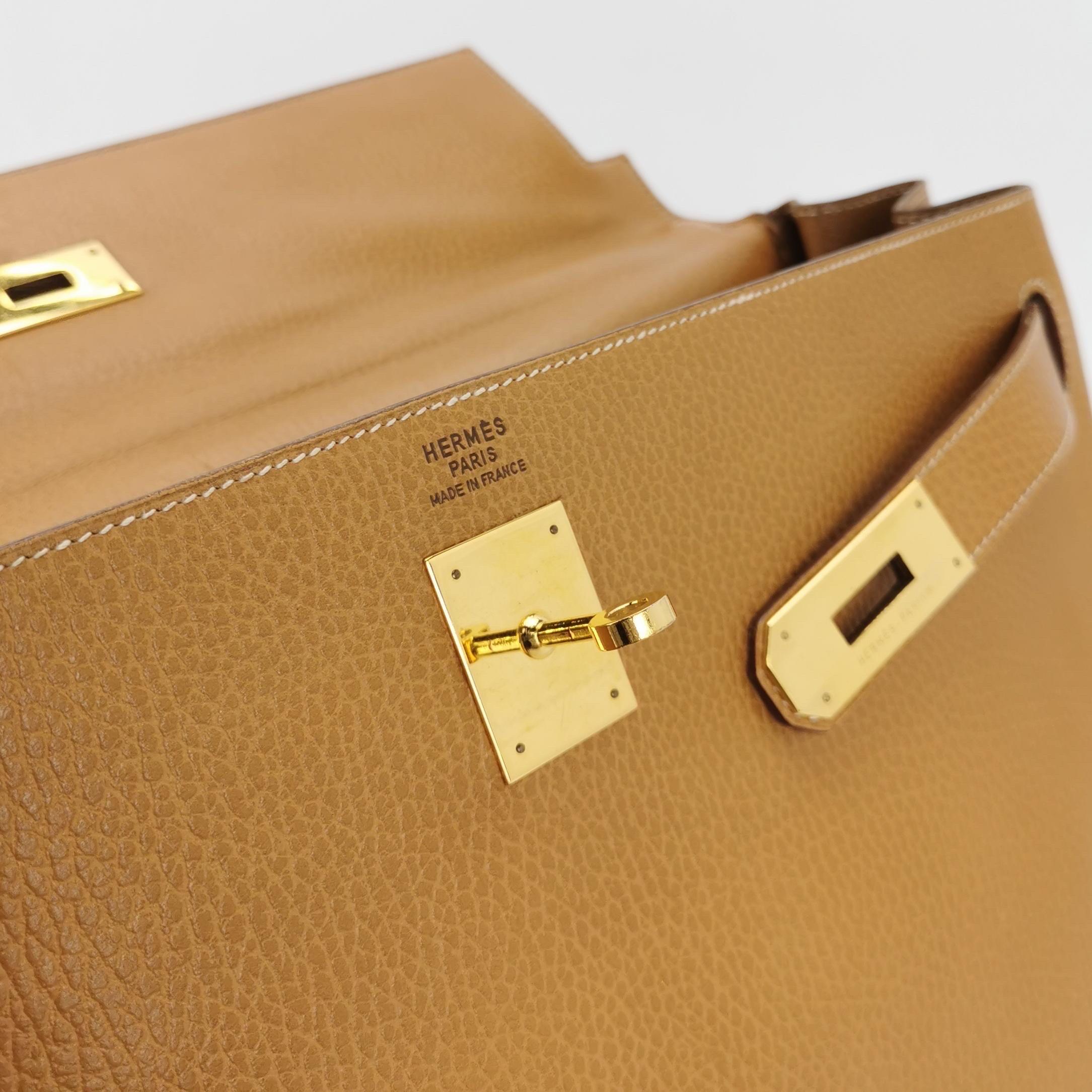 Hermes Kelly 40 Retourne Gold Togo Leather Gold Hardware 1993 en vente 2