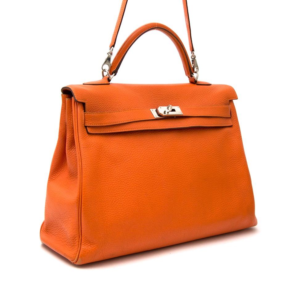 Hermes Kelly 40 Togo Orange PHW

This beautiful and highly sough-after Hermes Kelly bag is a true icon.

Crafted from gorgeous pebbled togo leather. Features silver colored hardware.

Detachable strap.

N in a square = 2010.
