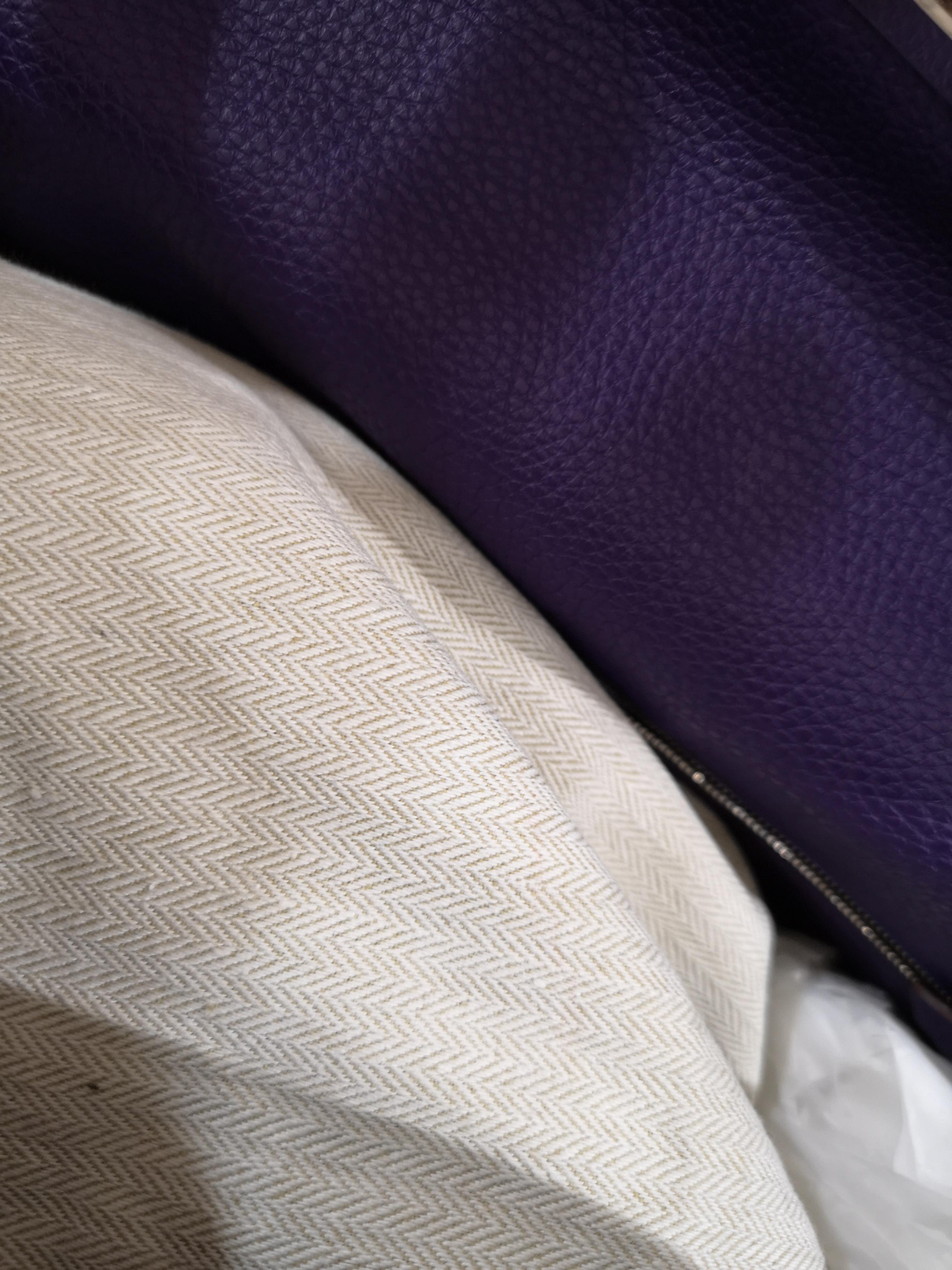 Hermès Kelly 40 UltraViolet
Crafted in France, this iconic ultraviolet leather Kelly 40 two-way handbag from Hermès Vintage features top handles, a detachable and adjustable shoulder strap, a hanging leather tag, silver-tone hardware, a twist lock