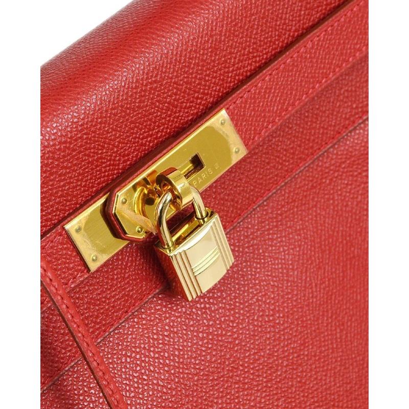Pre-Owned Vintage By Zustand
Aus der Collection'S 2001
Couchevel Leder
Goldfarbene Hardware
Lederfutter
Maße: 10,5
