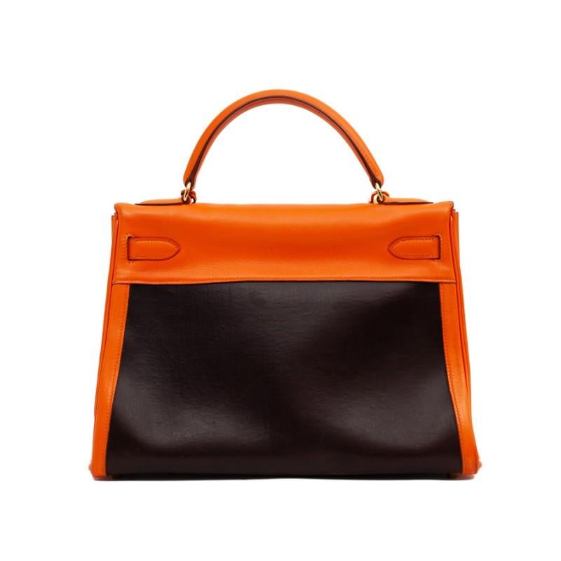 This Kelly 32 from Maison HERMES is two-tone in apricot-colored swift calfskin and Amazonia vegetable leather. The jewelry is golden. It has its padlock, zipper and bell and lined with apricot swift leather with 2 patch pockets.
Princess Grace Kelly