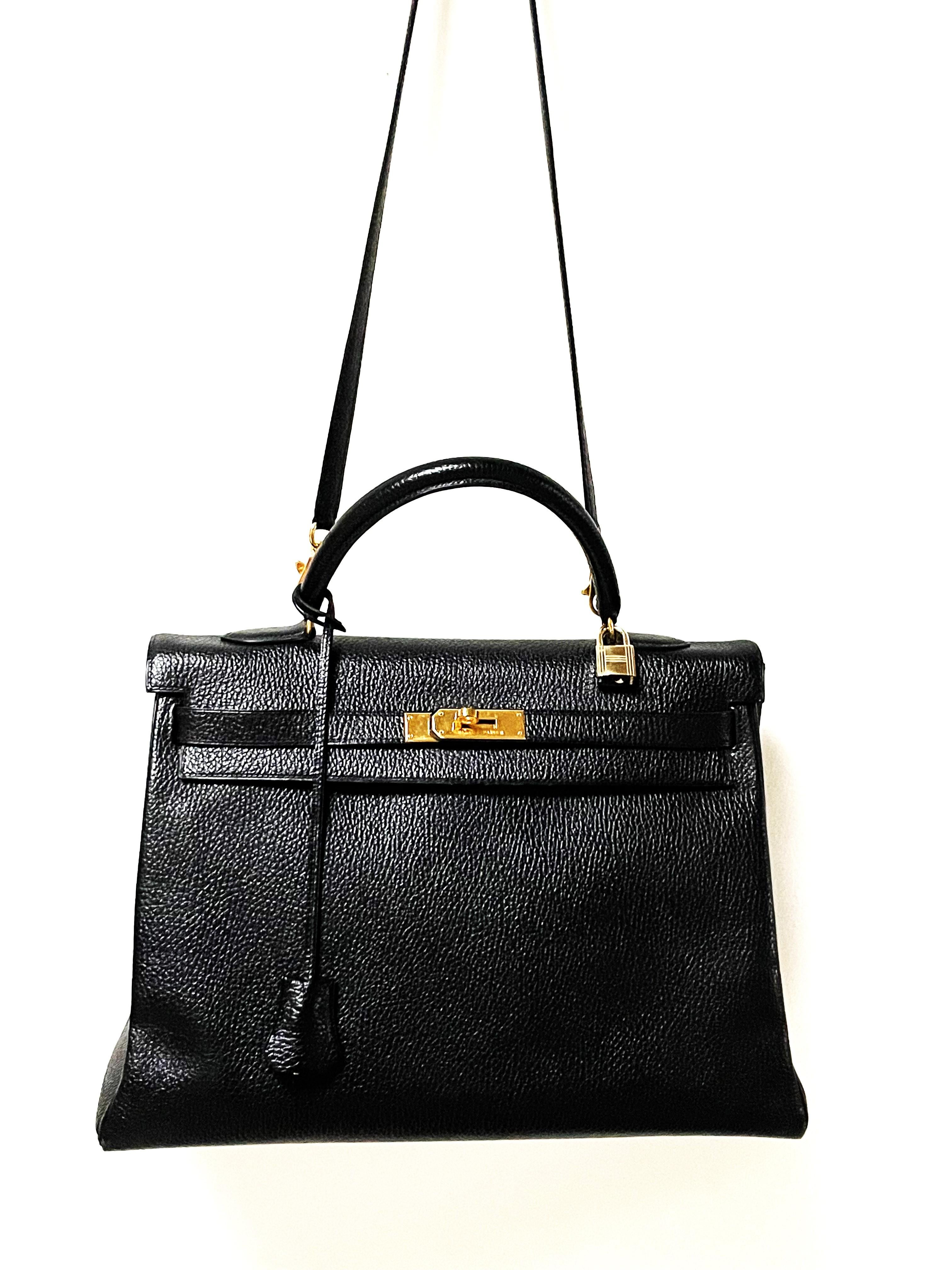 BOLSO HERMÉS KELLY 35 cm, cuero Chevre negro  ¡(Fabricado en Francia), Colección B = 1998 y en muy buen estado! CHEVRE CUERO - ¡muy insentivo! 

Medición:
Ancho de la bolsa 35 cm 
Altura de la bolsa 25 cm
Profundidad de la bolsa 13 cm
Correa de