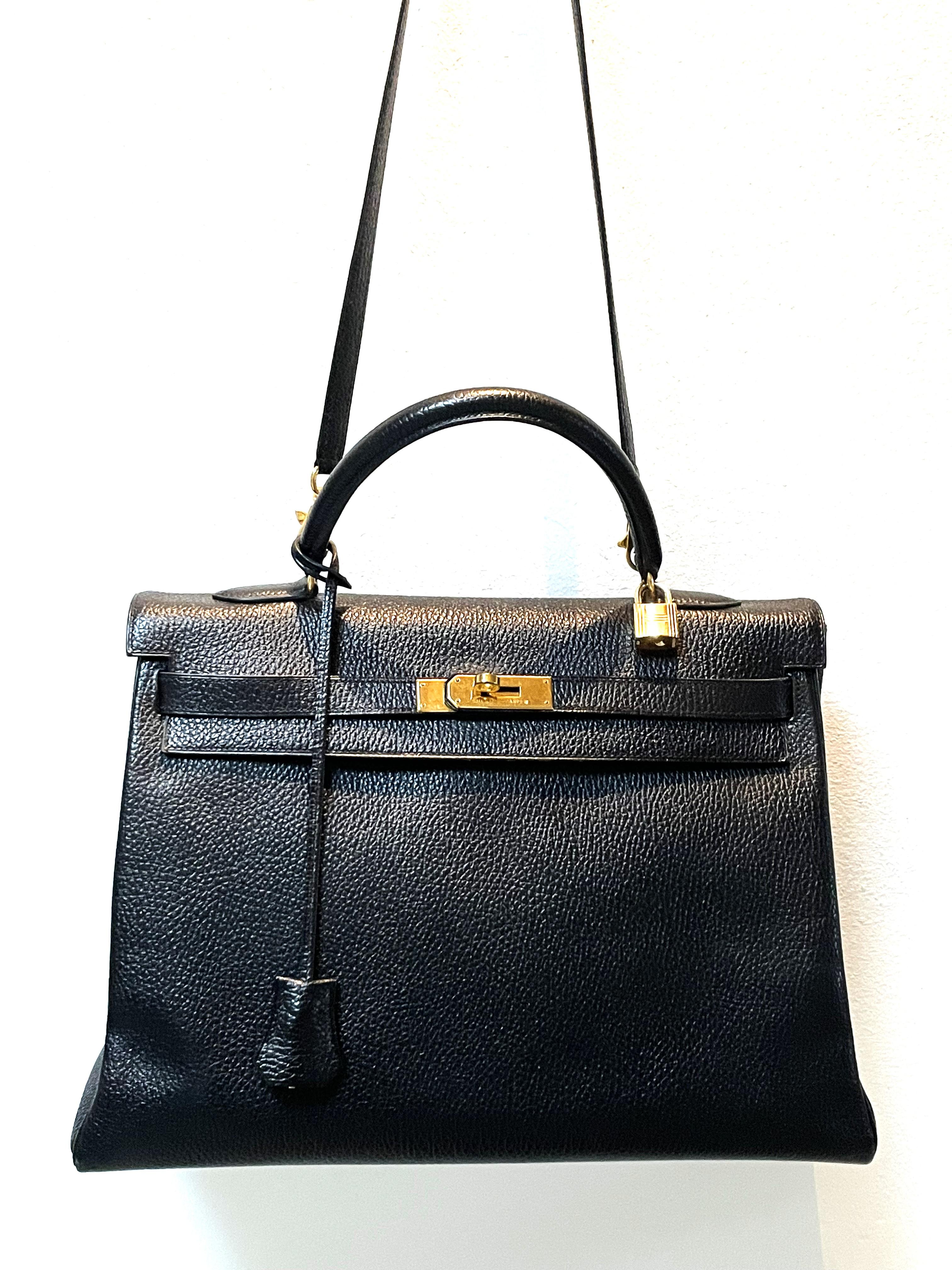 Hermes Kelly Bag 35 cm, 2 way,  Chevre leather in black, a very insensitve leather,  marked with B  - 1998  the square . 
Very good condition - no damaged edges. 

Measurement
Width of the bag 35 xm
Height of the bag 25 cm
Depth of the bag 13
