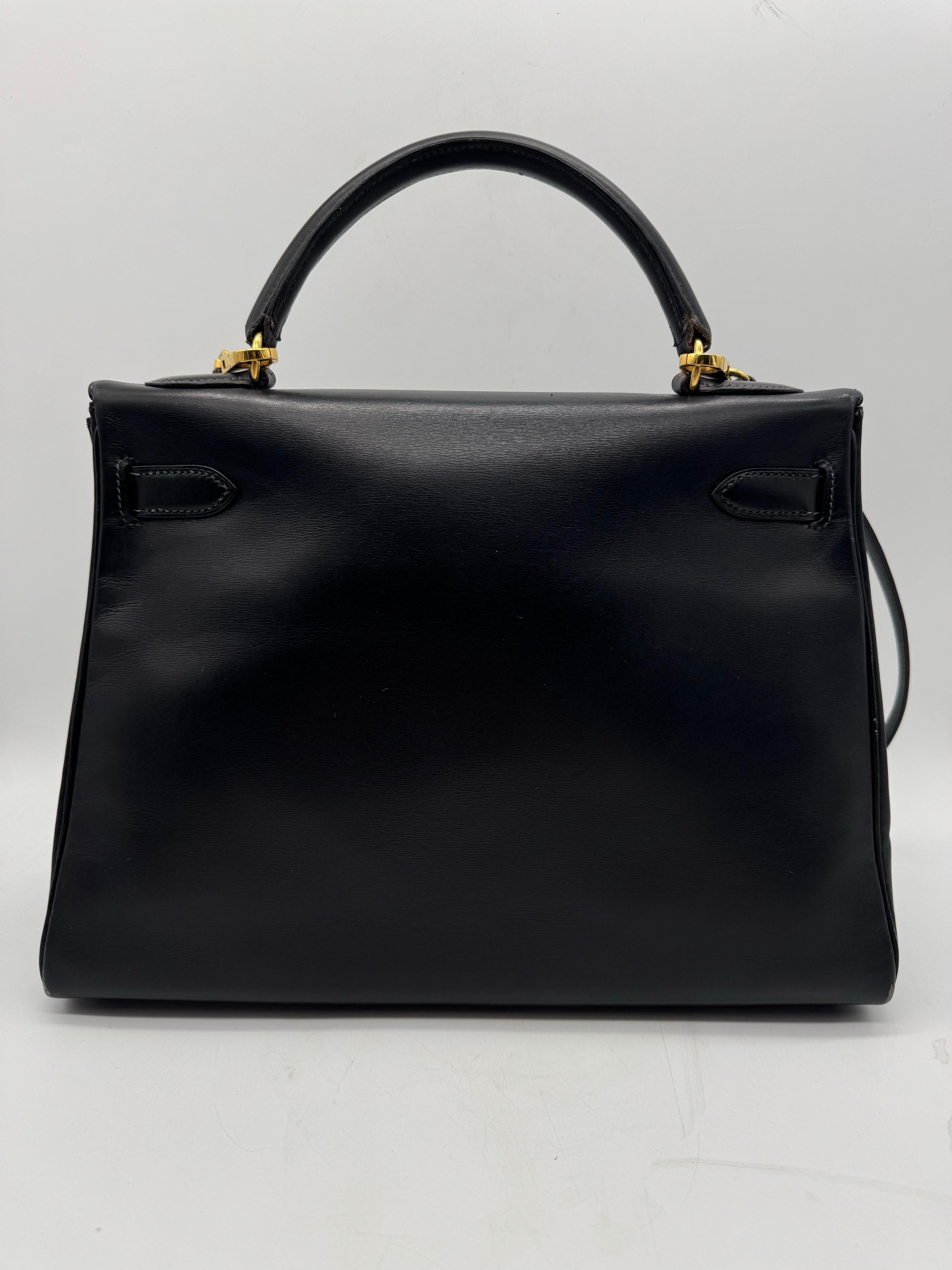 Hermes Kelly Bag 32 Box Kalbsleder  Schulterhandtasche (Schwarz) im Angebot