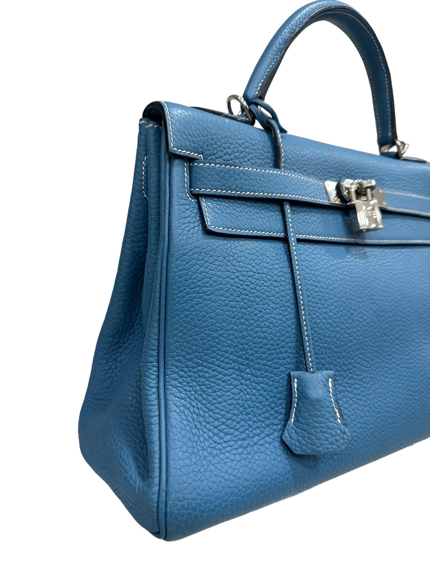 Hermès Blue Jeans Kelly 32cm en cuir togo avec matériel palladium.

Ce Kelly présente des surpiqûres tonales, une fermeture à bascule sur le devant, une clochette avec serrure et deux clés et une seule poignée roulée. L'intérieur est doublé en