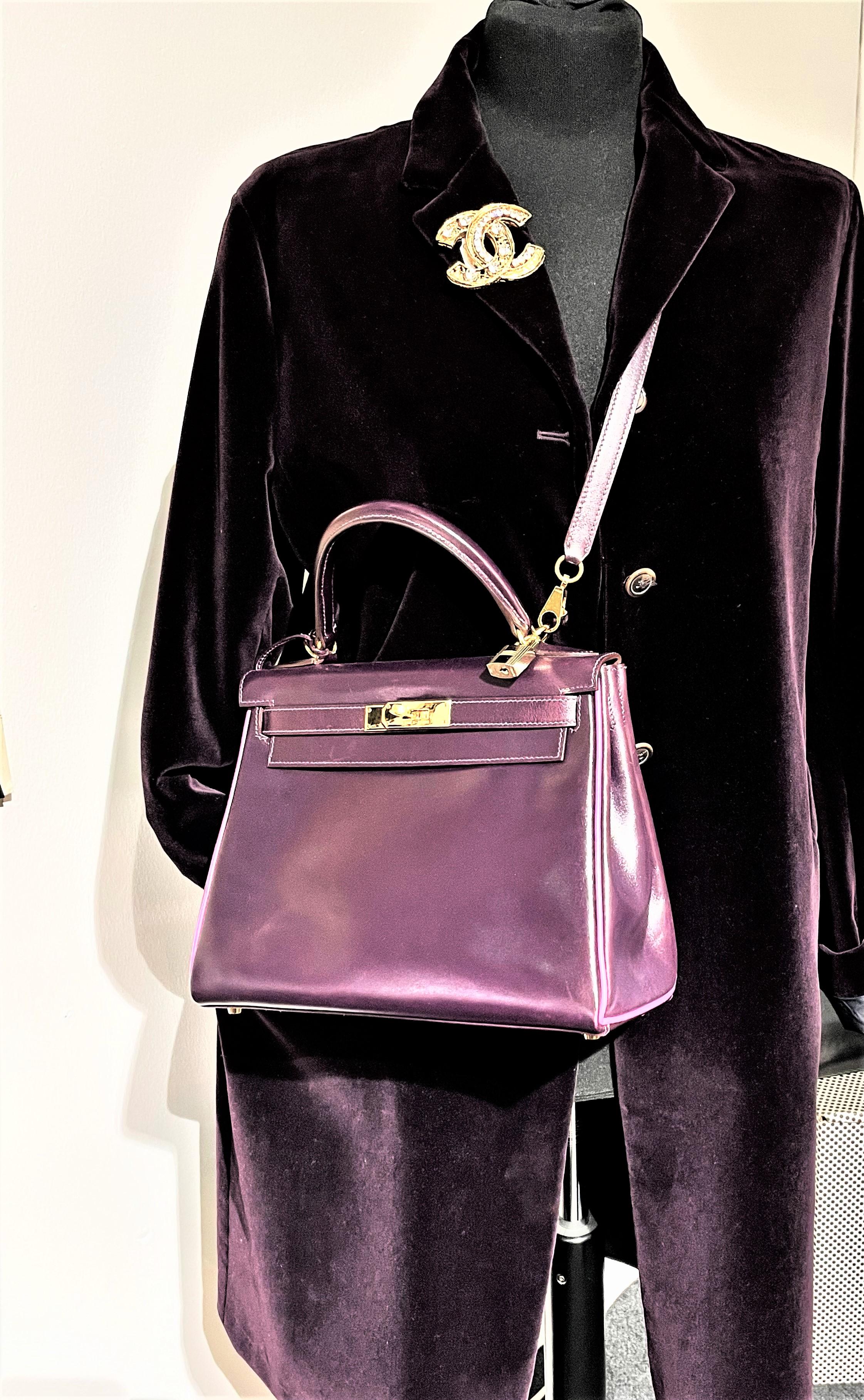 Kelly bag in a very rare purple-pink color, calf leather with gold hardware. 4 side seams polished with pink leather pass and lined with pink leather inside!

This is a special, custom bag made for an Hermès employee, as indicated by the stamp next