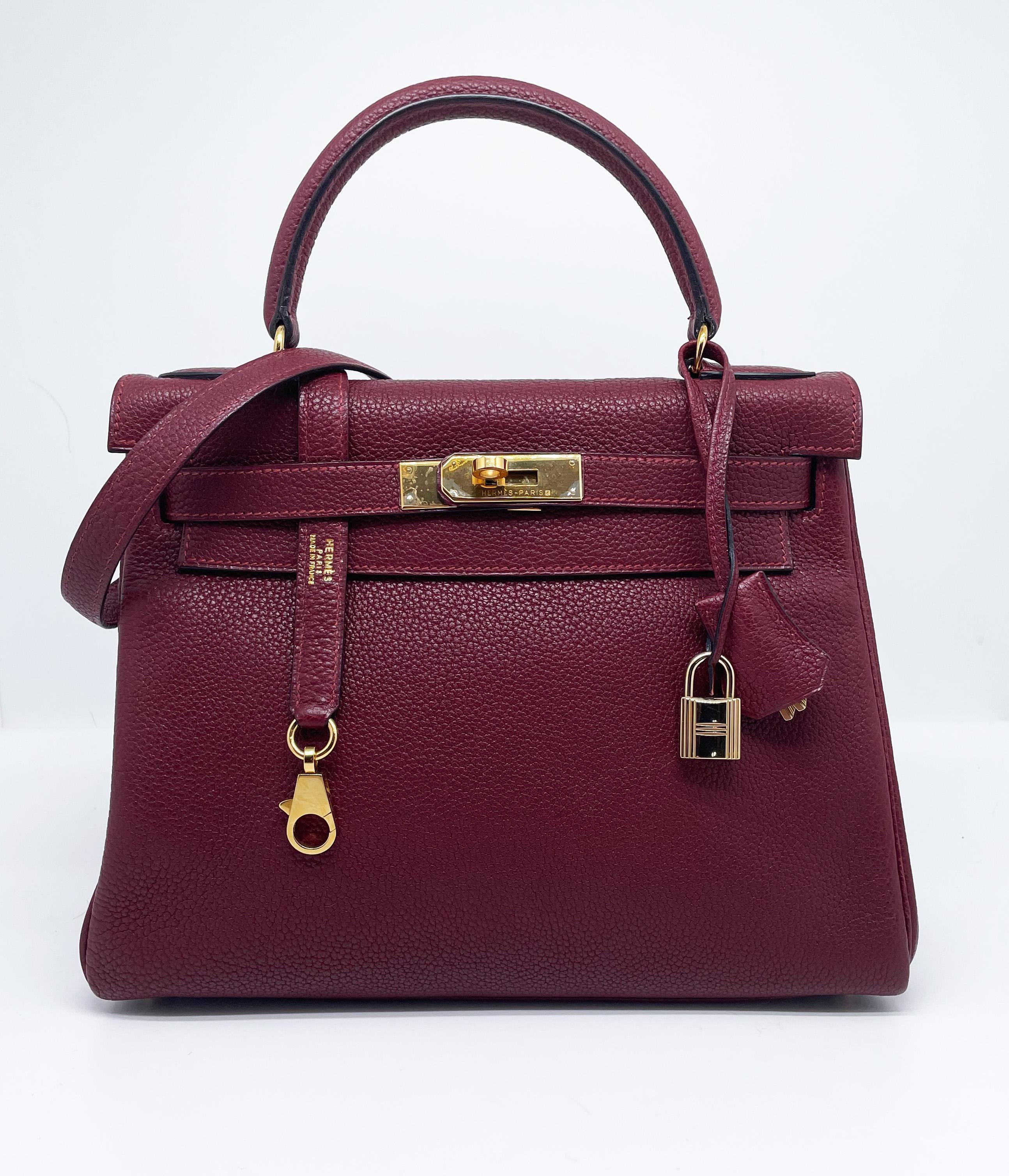Magnificent Hermès Kelly bag returned 28 in Bordeaux Togo leather in excellent condition.
protective plastic over metal,
Accessory: keys, bell, padlock, shoulder strap, Dustbag, box

The Retourné style is 