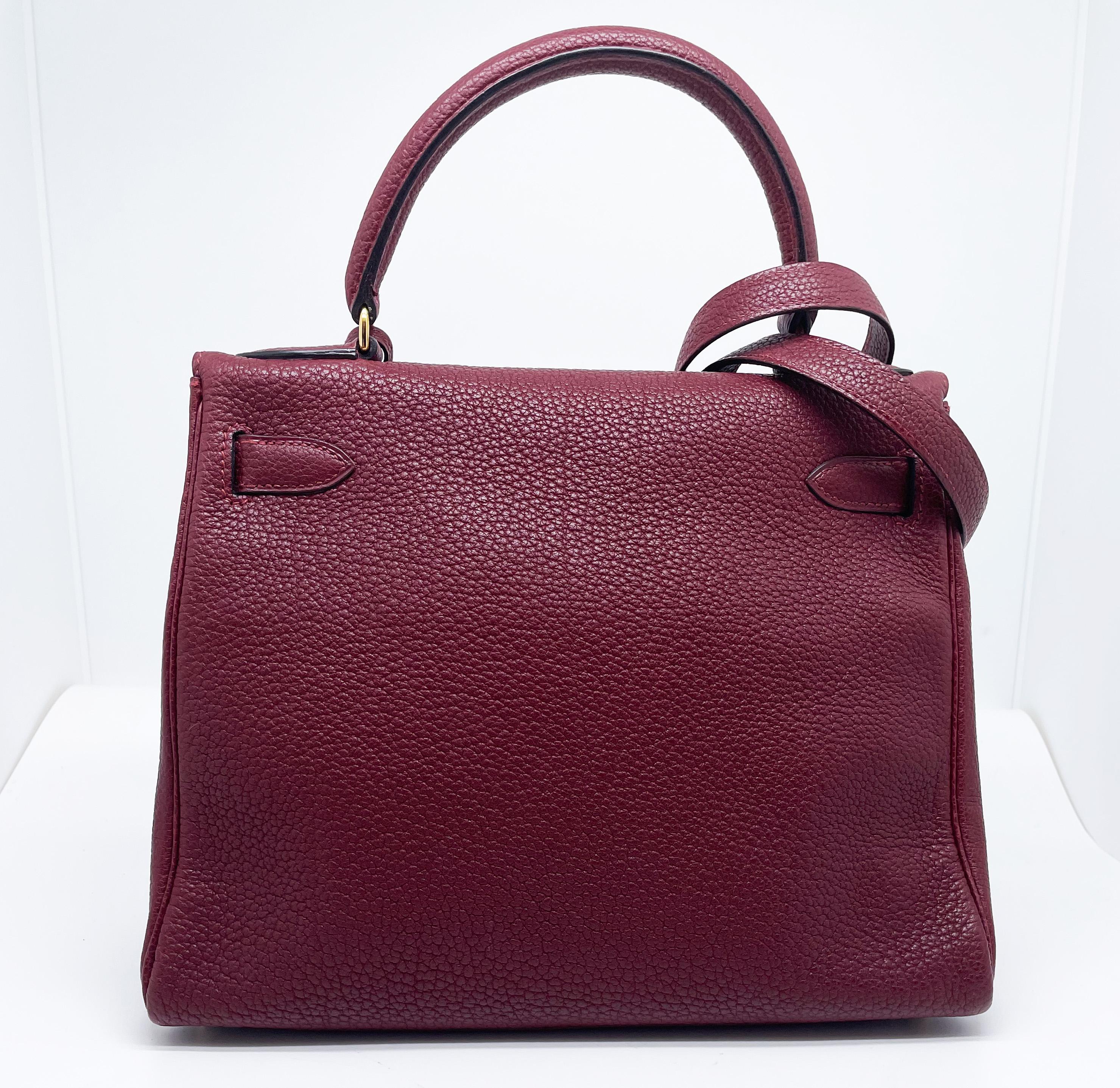 Hermes Kelly bag Returned Burgundy Togo leather 28 cm In Excellent Condition In CANNES, FR