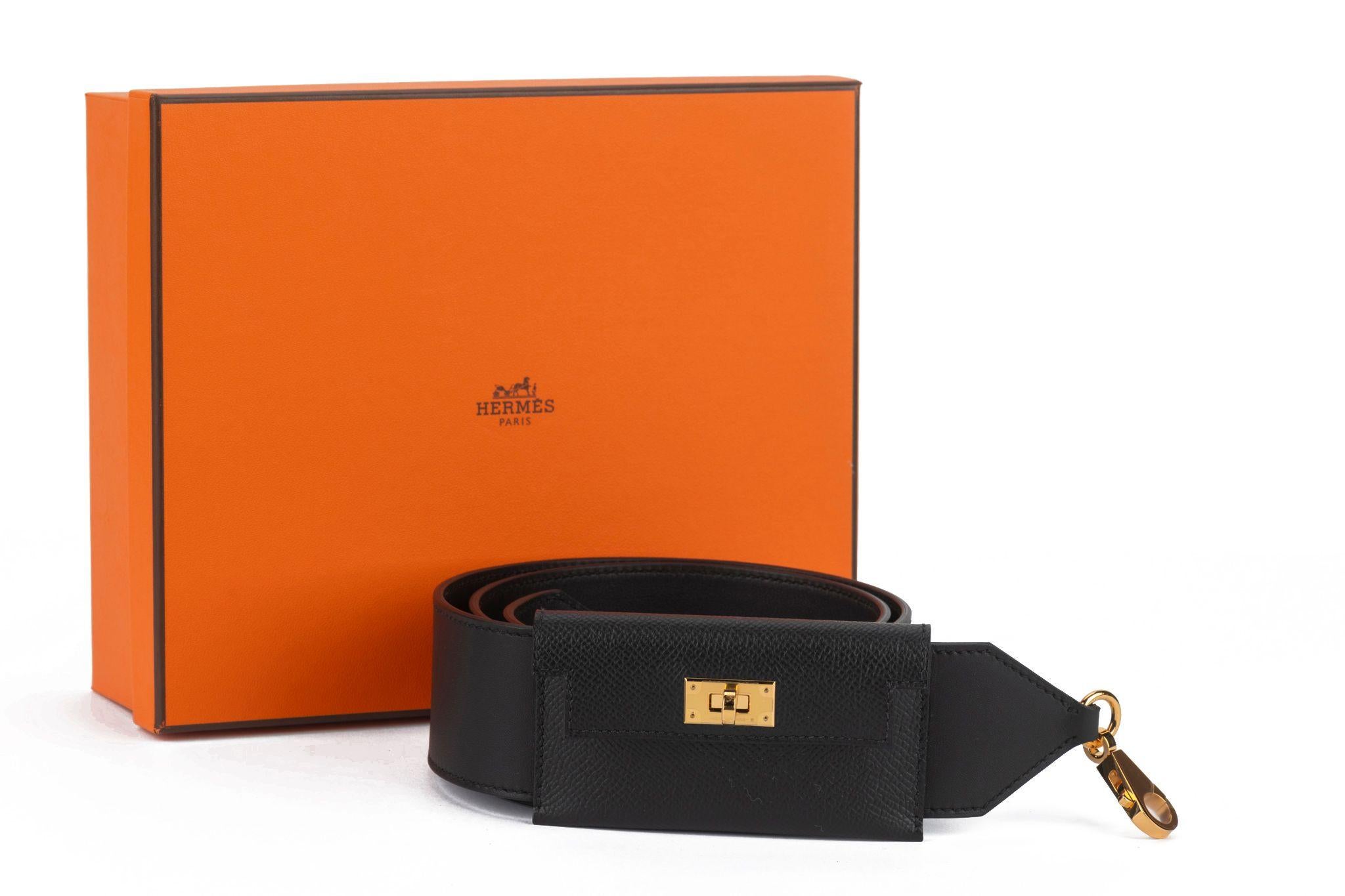 New Hermès bandouliere Kelly black leather shoulder strap. Black leather pocket in epsom leather with gold tone hardware closure Comes with booklet, dust cover and original box. Pocket dimensions 4.30