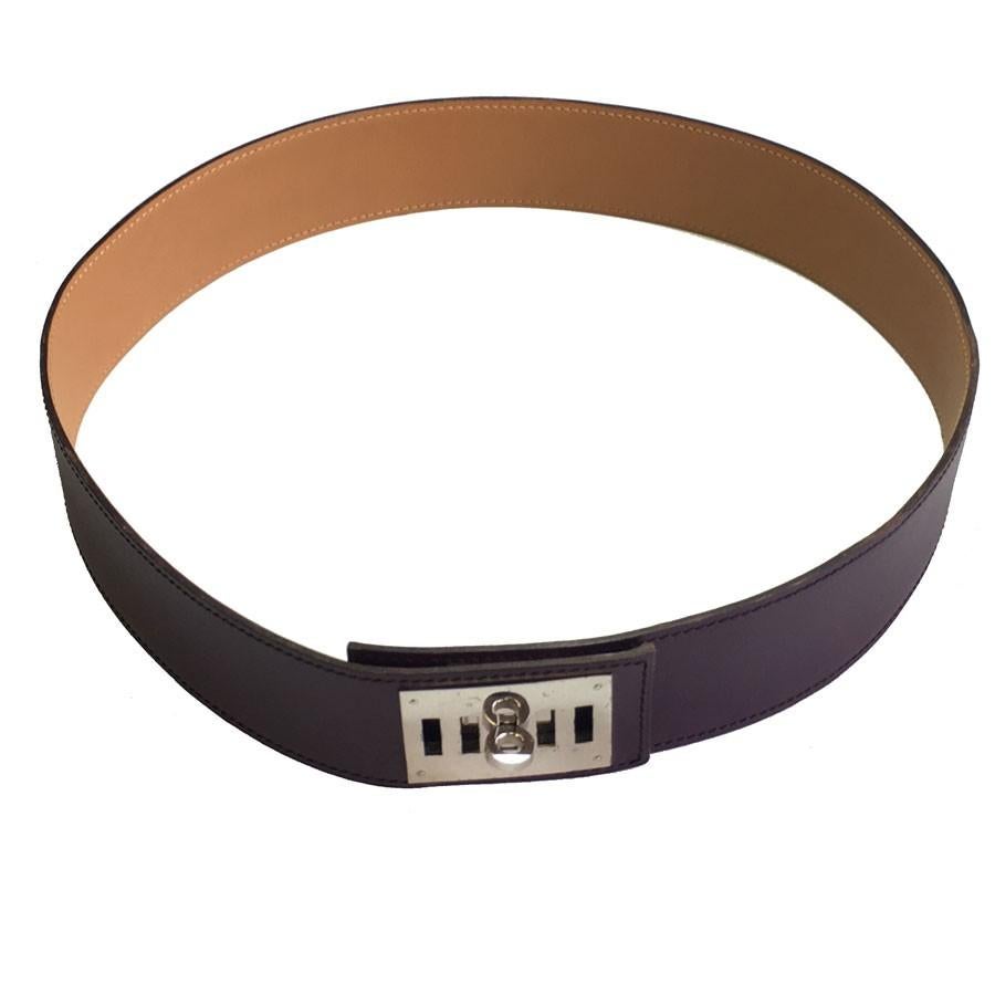 .HERMES Kelly Belt in Purple Courchevel Leather Size 85.
The hardware is in silver plate metal.
In good condition. A few scratches on the leather (see photos), clasp with stripes.
Stamp F in a square, 2002 year collection.
Dimensions: most runs: 81