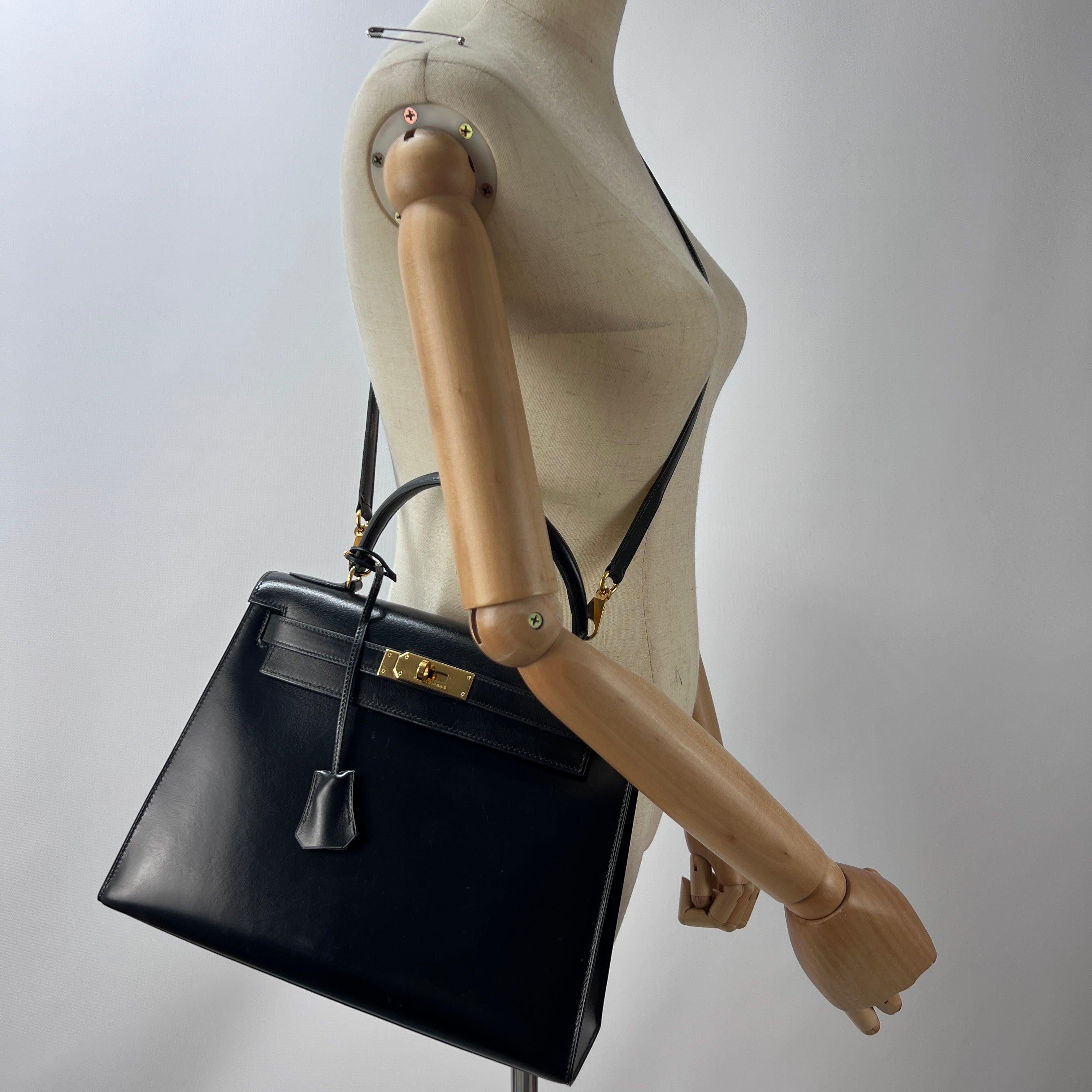 Timeless Hermès Kelly in black Box Calf leather with gold-tone hardware. Structured silhouette with turn-lock closure and classic interior layout.
Date code ◯M (1983), made in France. Includes lock, keys, clochette, box and dust bag.
Very good