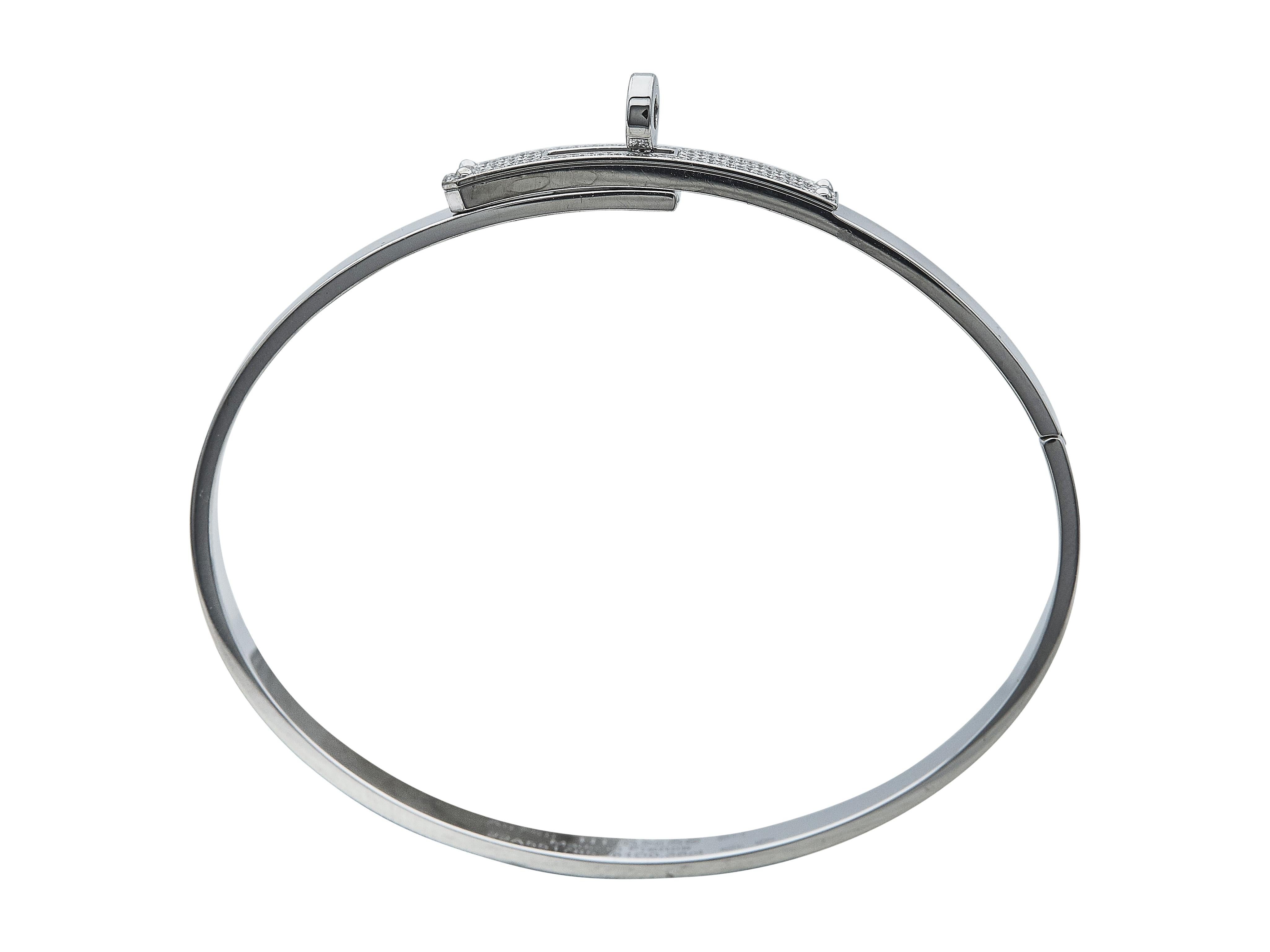 Bracelet Kelly Hermès 18K WG Petit Modèle

Bracelet en or blanc serti de 61 diamants. Poids total en carats 0,36 ct. Le sac iconique d'Hermès avec son fermoir à tour de bras devient une pièce emblématique de  bijoux. Il est fabriqué en France. 

COA