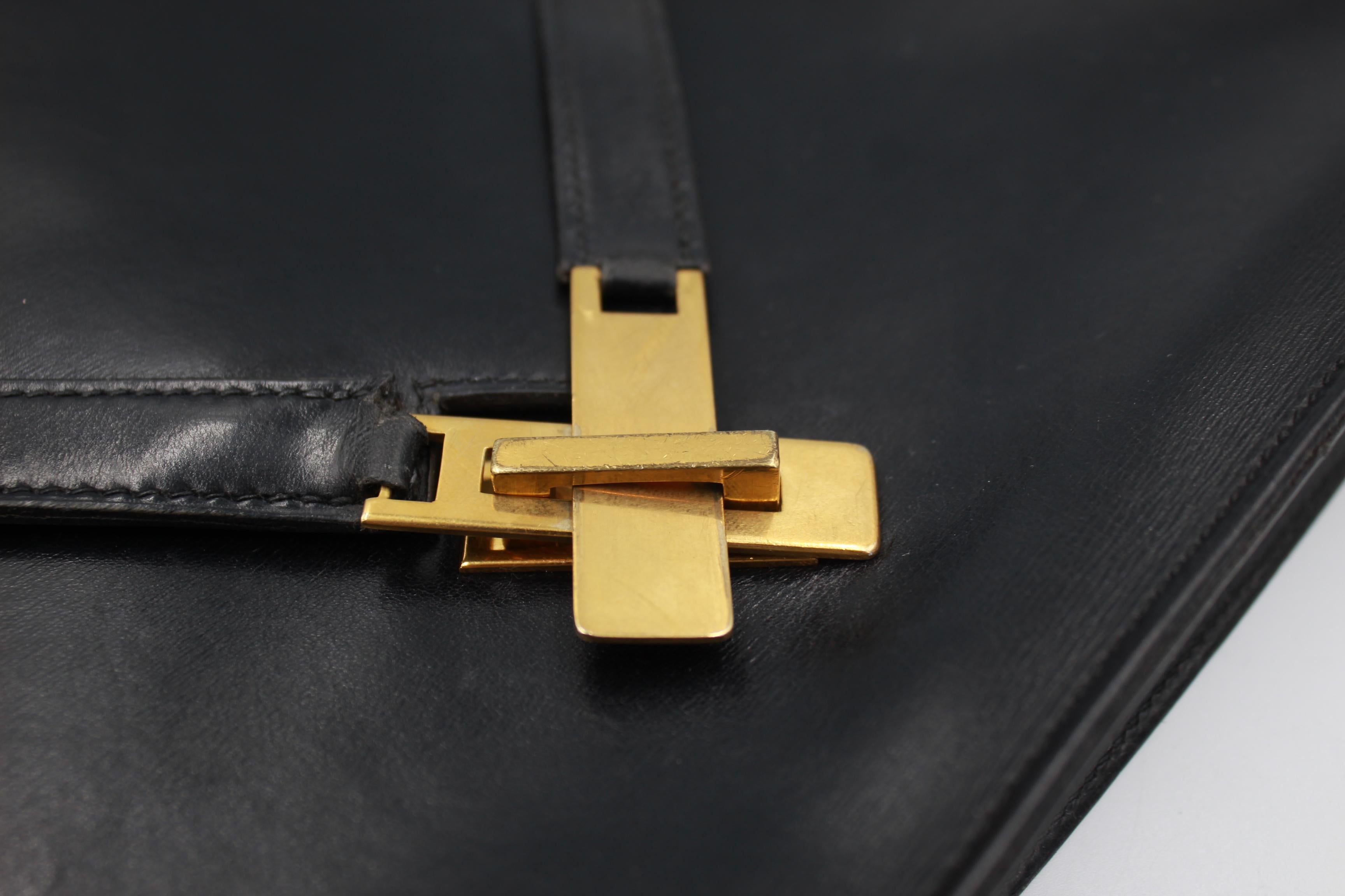 Hermes Kelly brief case in black leather.
Vintage piece.
Good vintage condition, with some signs of wear ;
cracks on the leather.
27cm x 33cm x 4cm .

