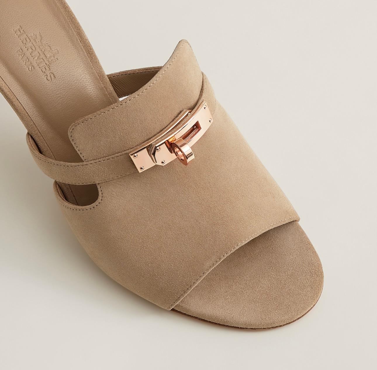 High heel sandal in suede goatskin with iconic rose gold-plated Kelly buckle.
For a chic look. Size 38

Made in Italy
Heel height: 7 cm