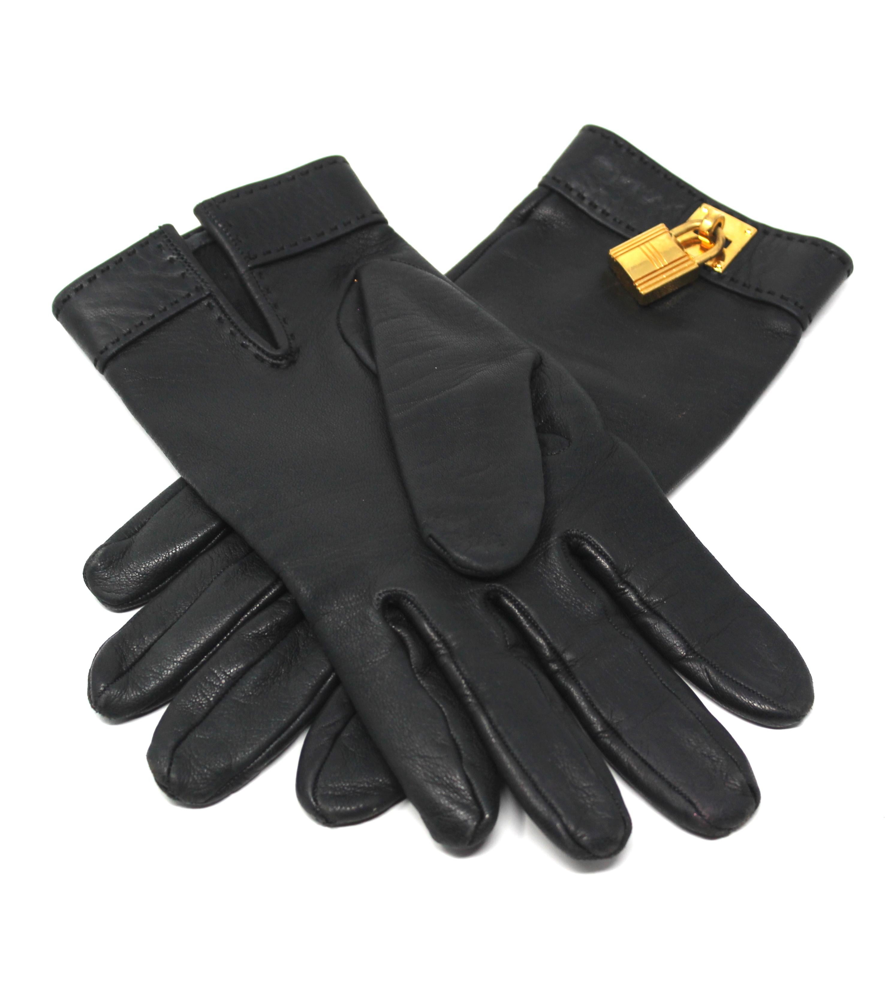 -Hermès driving lambskin gloves 
-Gold padlock on each glove, signed
-Size 7, will fit a size M
-Has Hermès stamp on the right glove, although it's a bit faded

Approximate Measurements
-Total length:  8.5