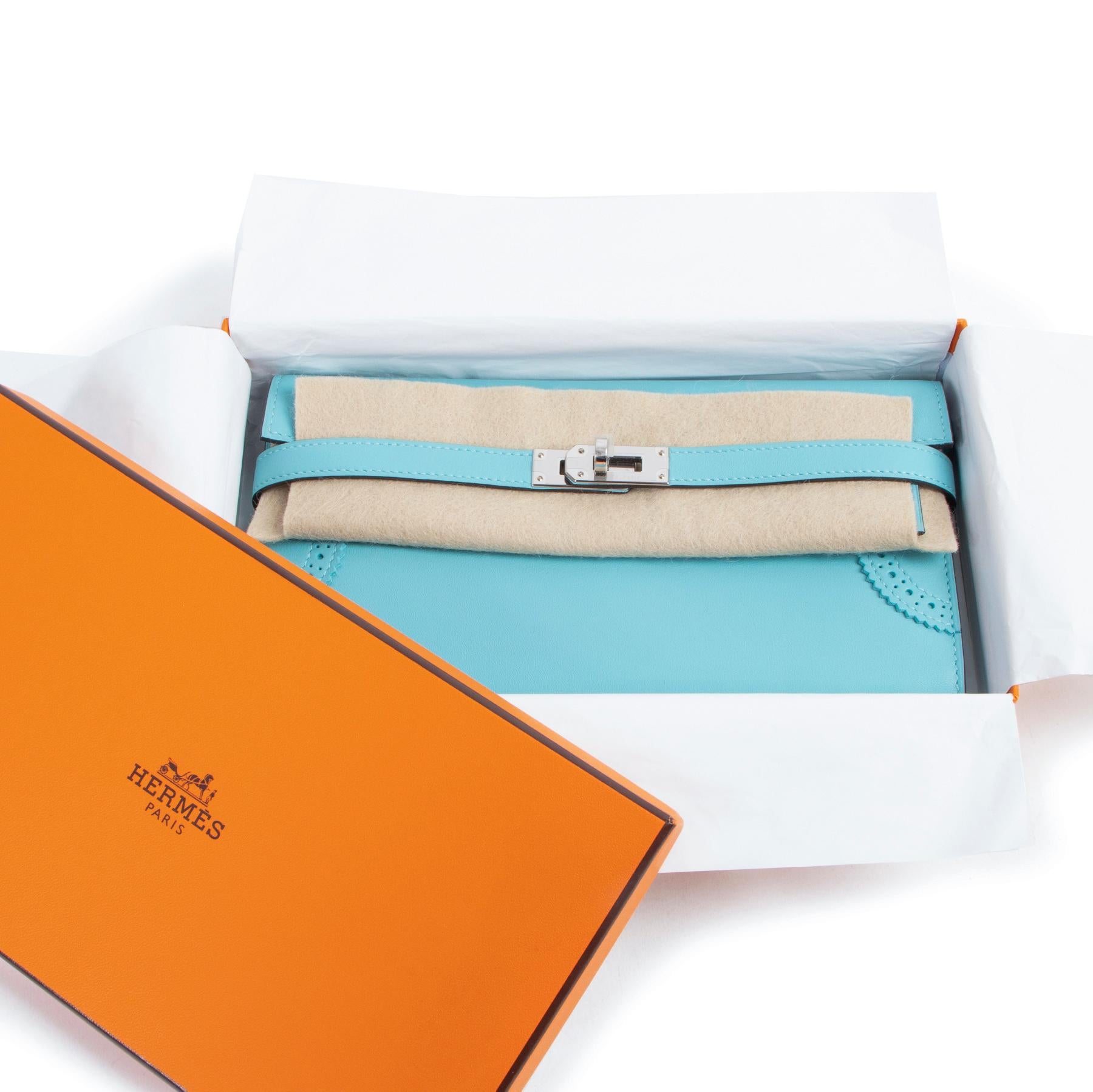 Hermès Kelly Classic Ghillies Wallet Veau Swift Blue Atole PHW

Hermès Kelly Ghillies portefeuille with beautiful broguing detail on the front. The wallet is made in charming Blue Atole. A bright and playful color that is enhanced by the smooth