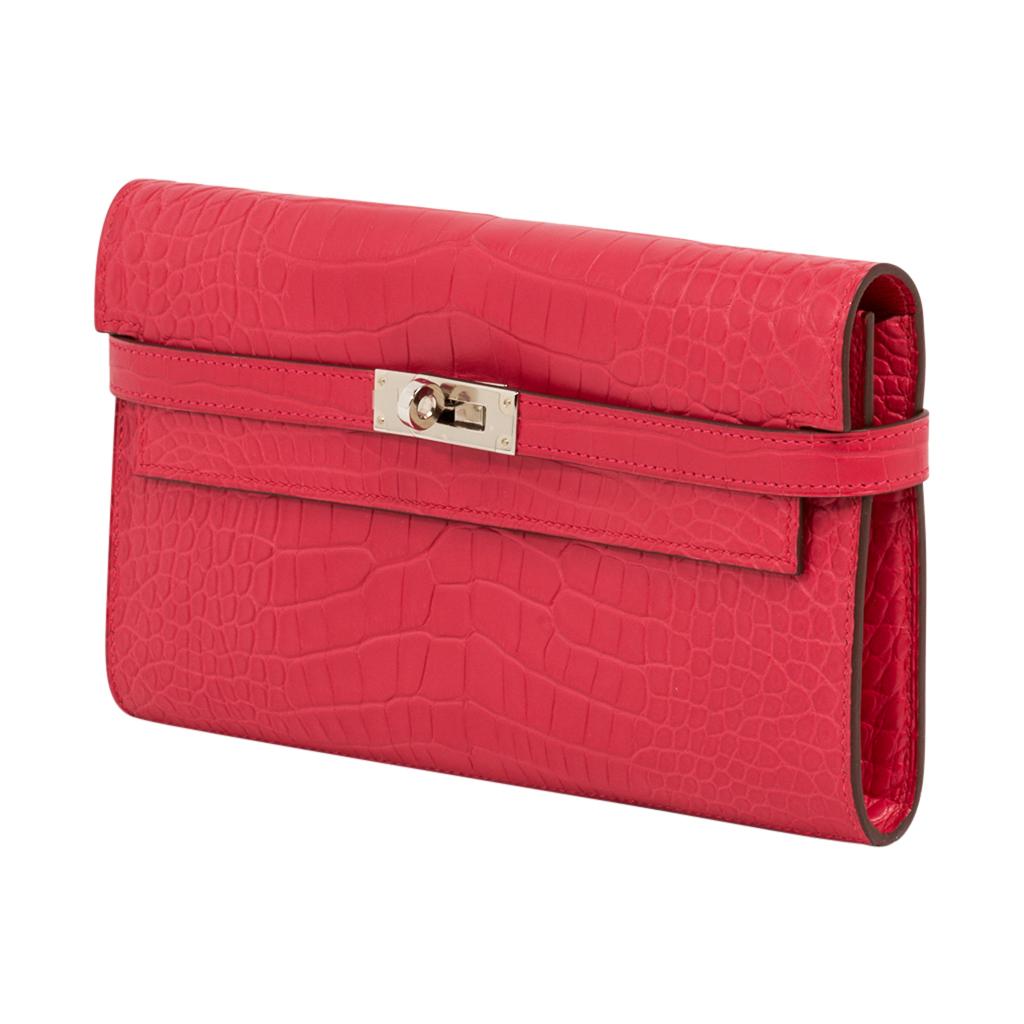 Hermes Kelly Classic Wallet / Clutch Rose Extreme Matte Alligator Lisse  In New Condition In Miami, FL