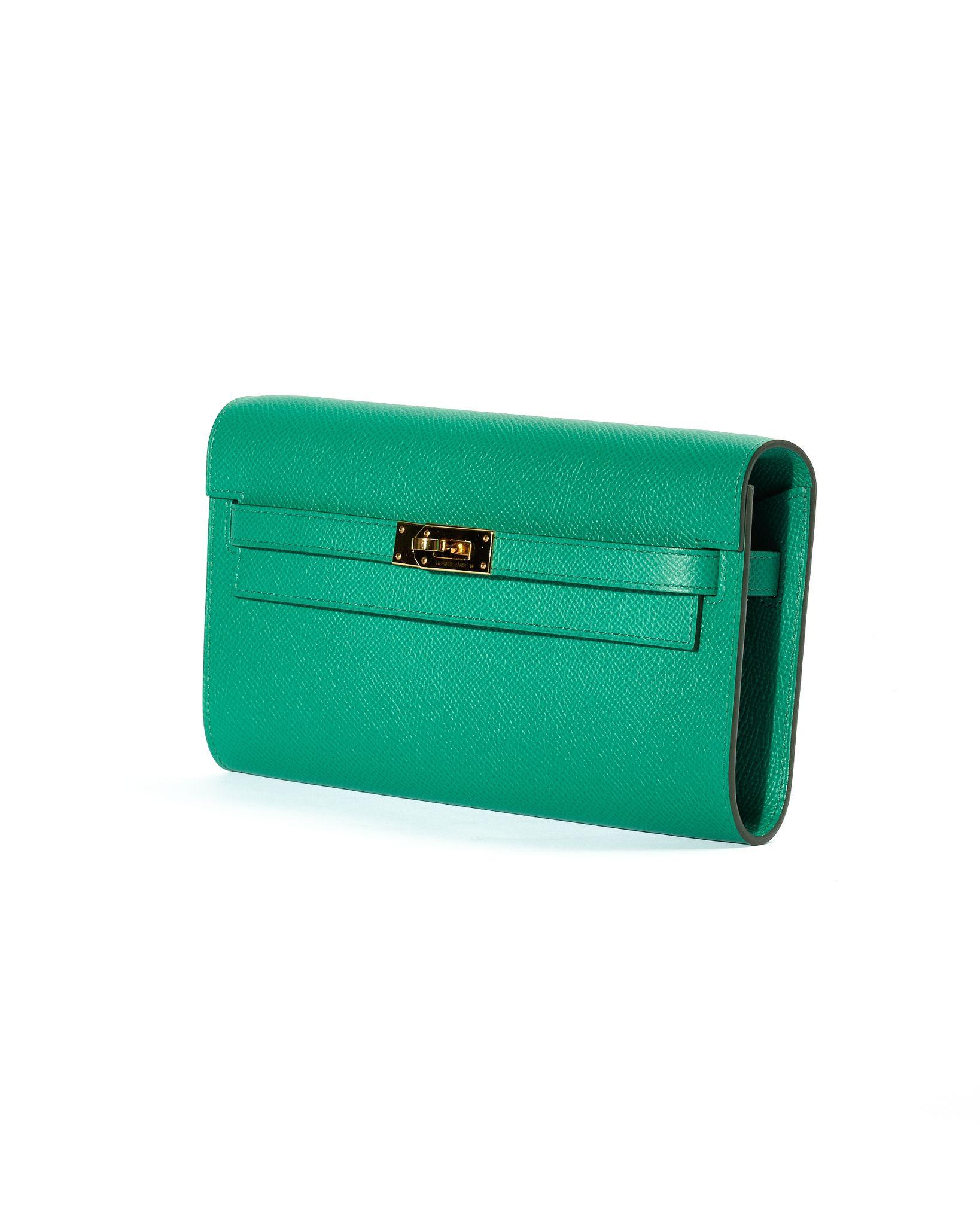 Hermès signature bag, Kelly Classique model, made of fine Epsom leather in the refined green shade with gold hardware details. The classic design features a front flap with a swivel closure. The interior, lined in tone-on-tone leather, has