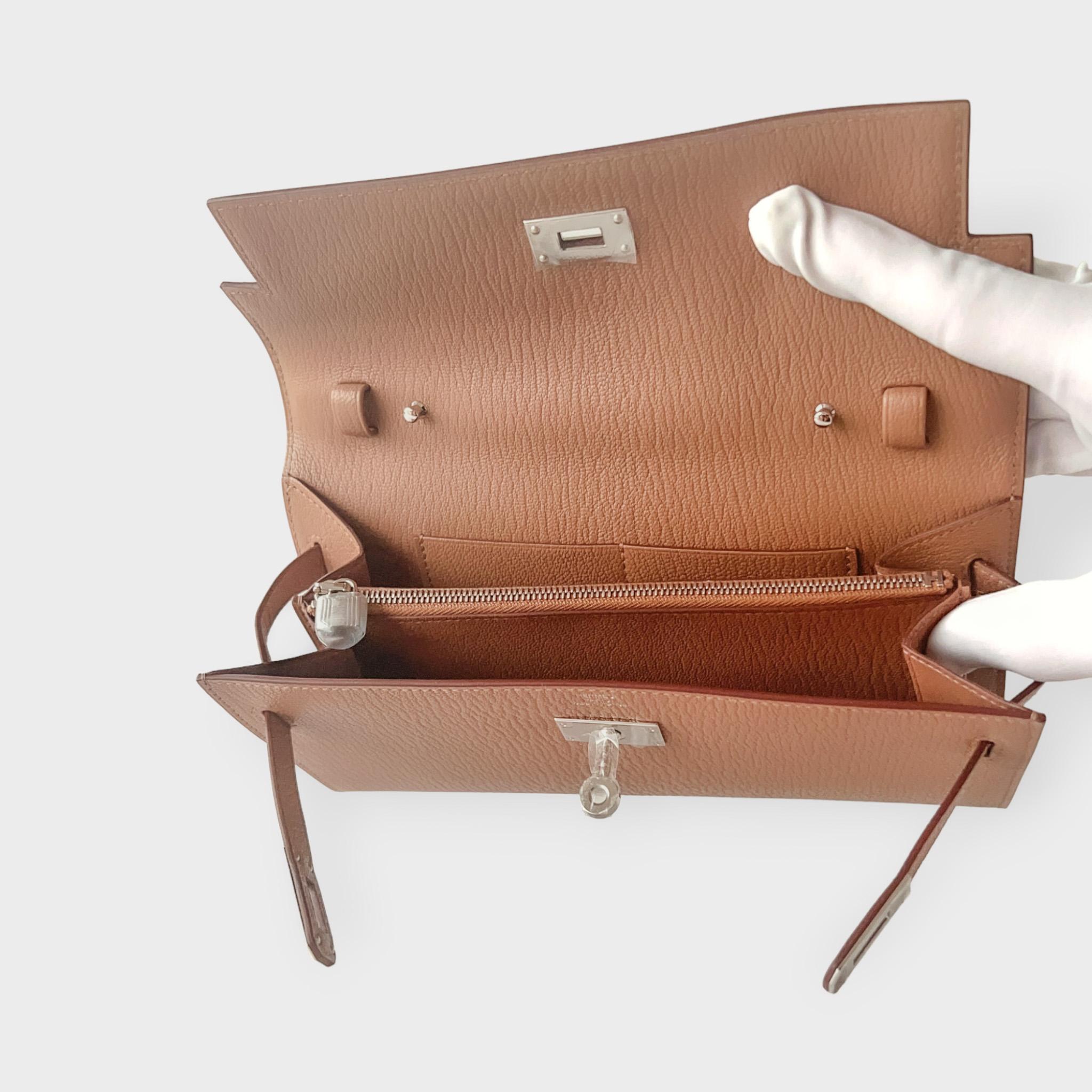 Hermès Kelly Classique To Go Brieftasche, in Quebracho, Palladiumbeschläge, 2023 im Zustand „Neu“ in London, GB