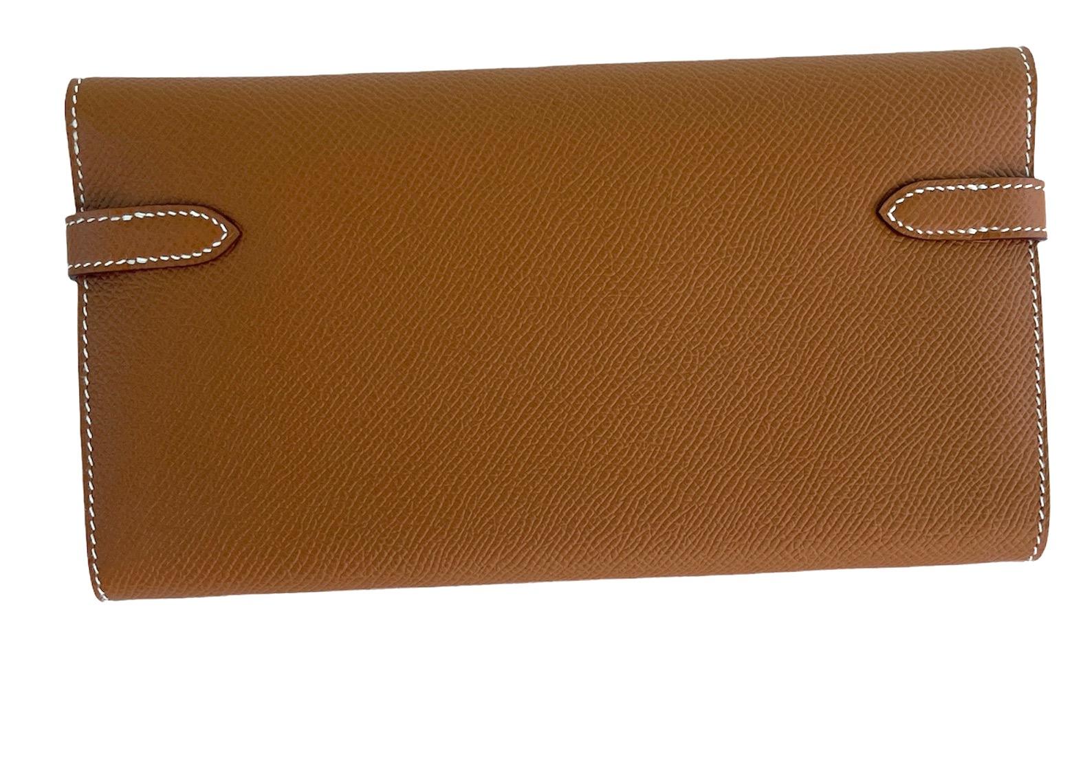 Hermes
Kelly Classique Long Wallet
Gold Epsom Leather
Gold Hardware



Tonal topstich 
 
 

New, never worn
Storefresh with plastic on




Hermes pull is a lock, on the zipper pocket
Purchased in May 2022 from Boutique




Hermes Box, Tissue, Ribbon