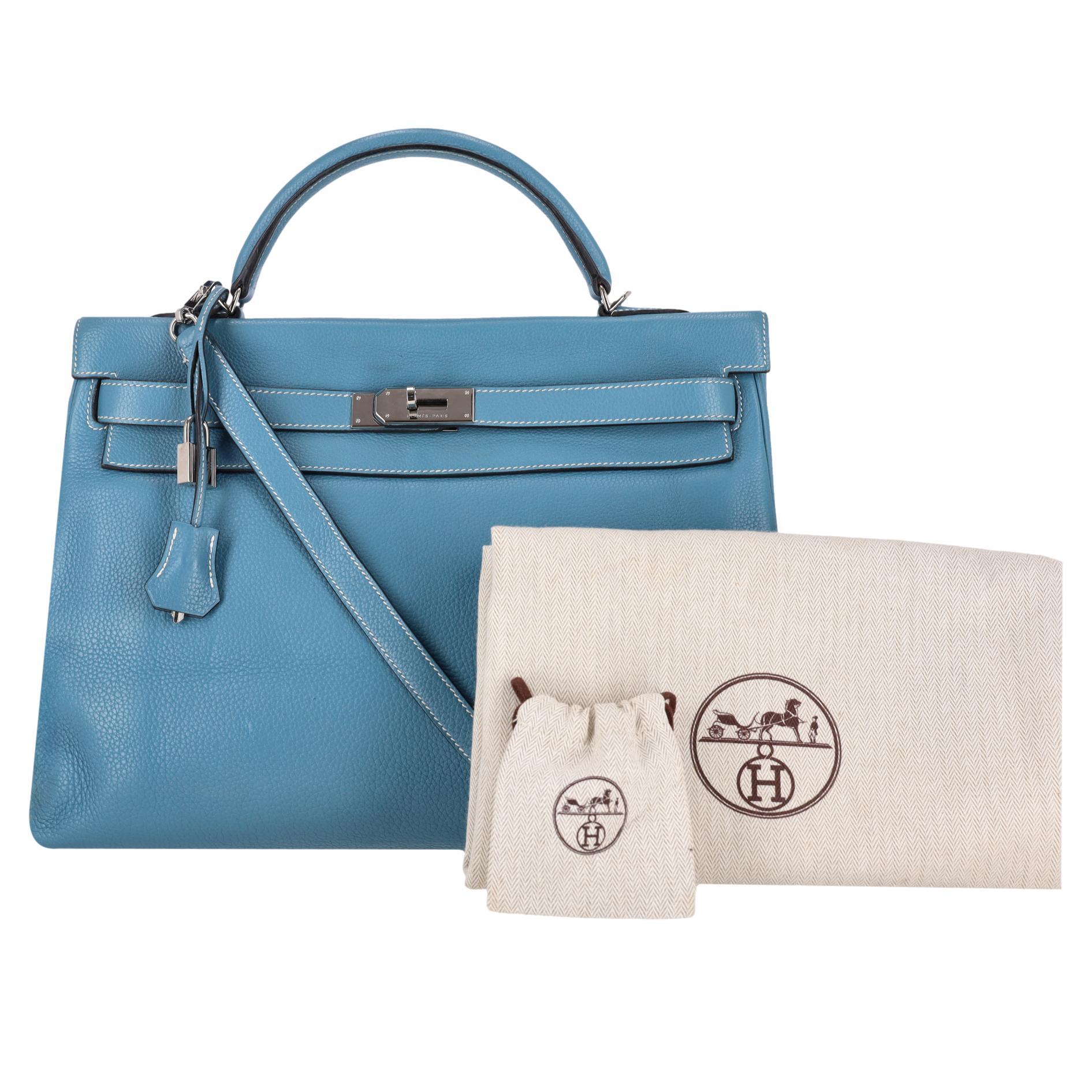 Collectors Item - Hermes Kelly Clemence Leather Retourne 40cm Bag

Véritable pièce d'investissement, le sac Kelly est réalisé en cuir Clémence, l'emblématique cuir d'Hermès, dans un coloris Blue Jean et avec des ferrures en palladium.

Il est doté