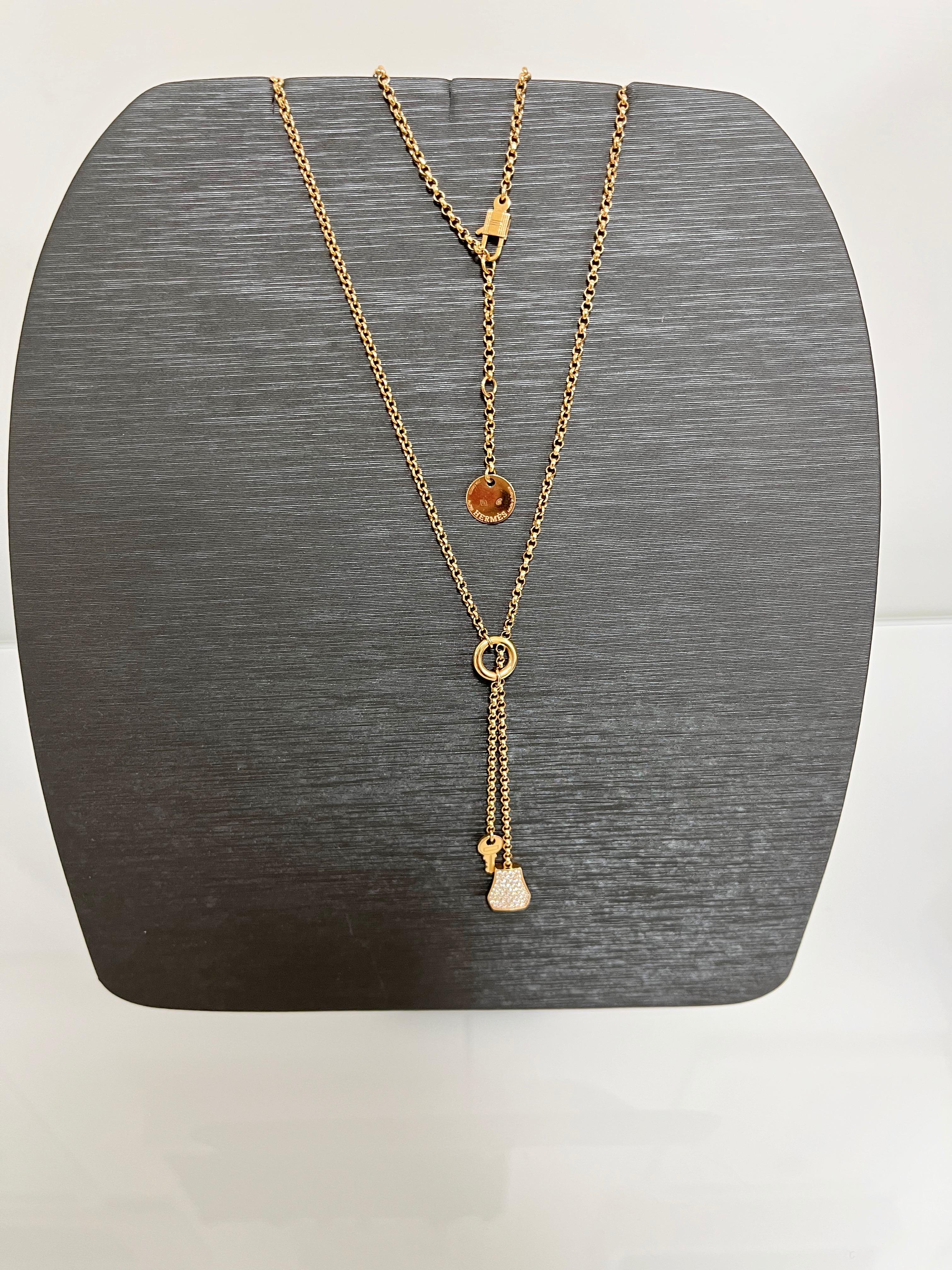 Collier en or rose 18 kt. composé de 2 pendentifs signés par Hermès.
Ce collier classique a une circonférence réglable et une fermeture à bouton-pression Hermès.
Pierre Hardy réinterprète la clochette, l'étui en cuir qui abrite une clé sur les sacs