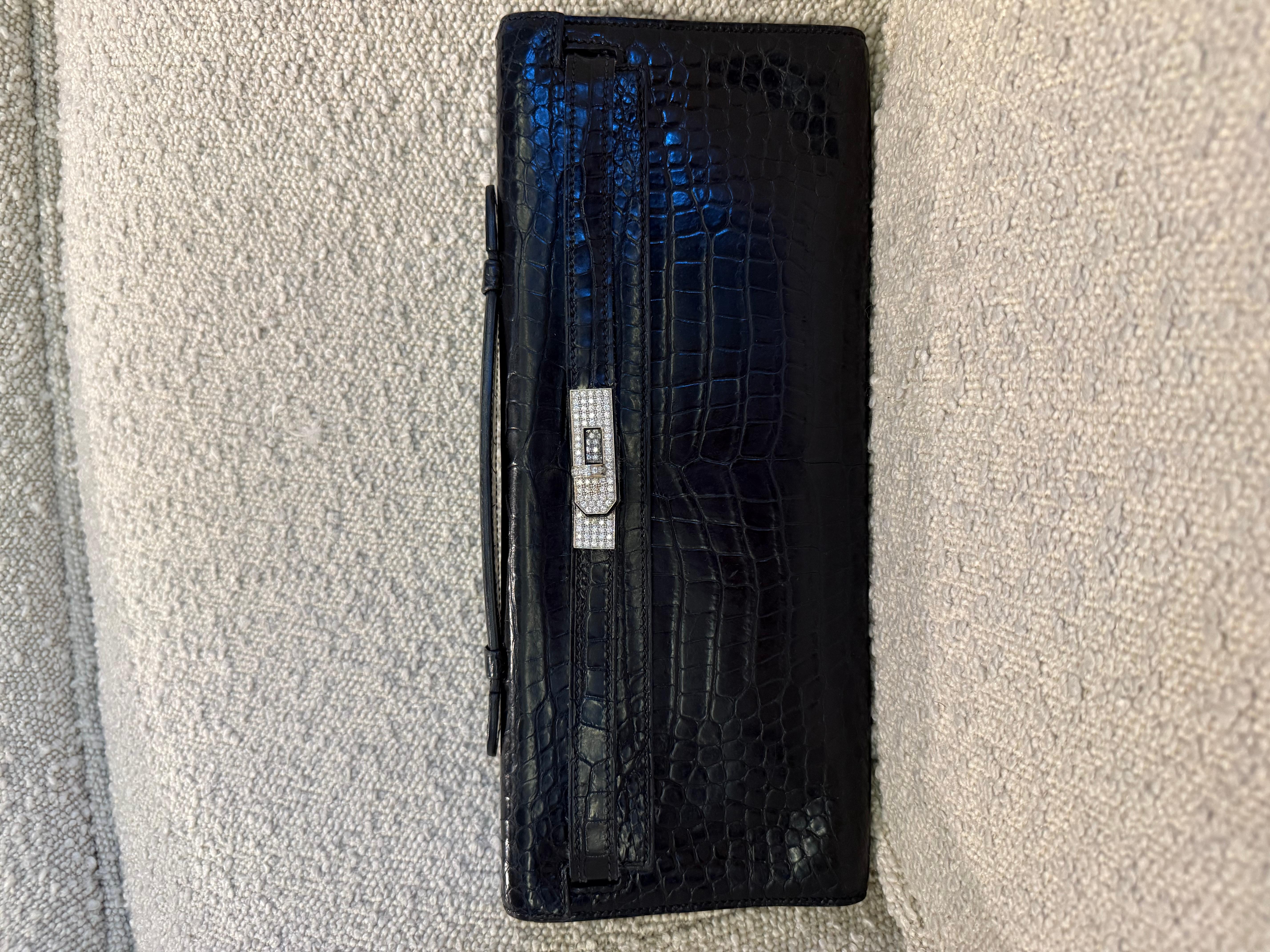Hermes Kelly Cut Black Porosus Crocodile gold and diamond hardware In Good Condition For Sale In London, England