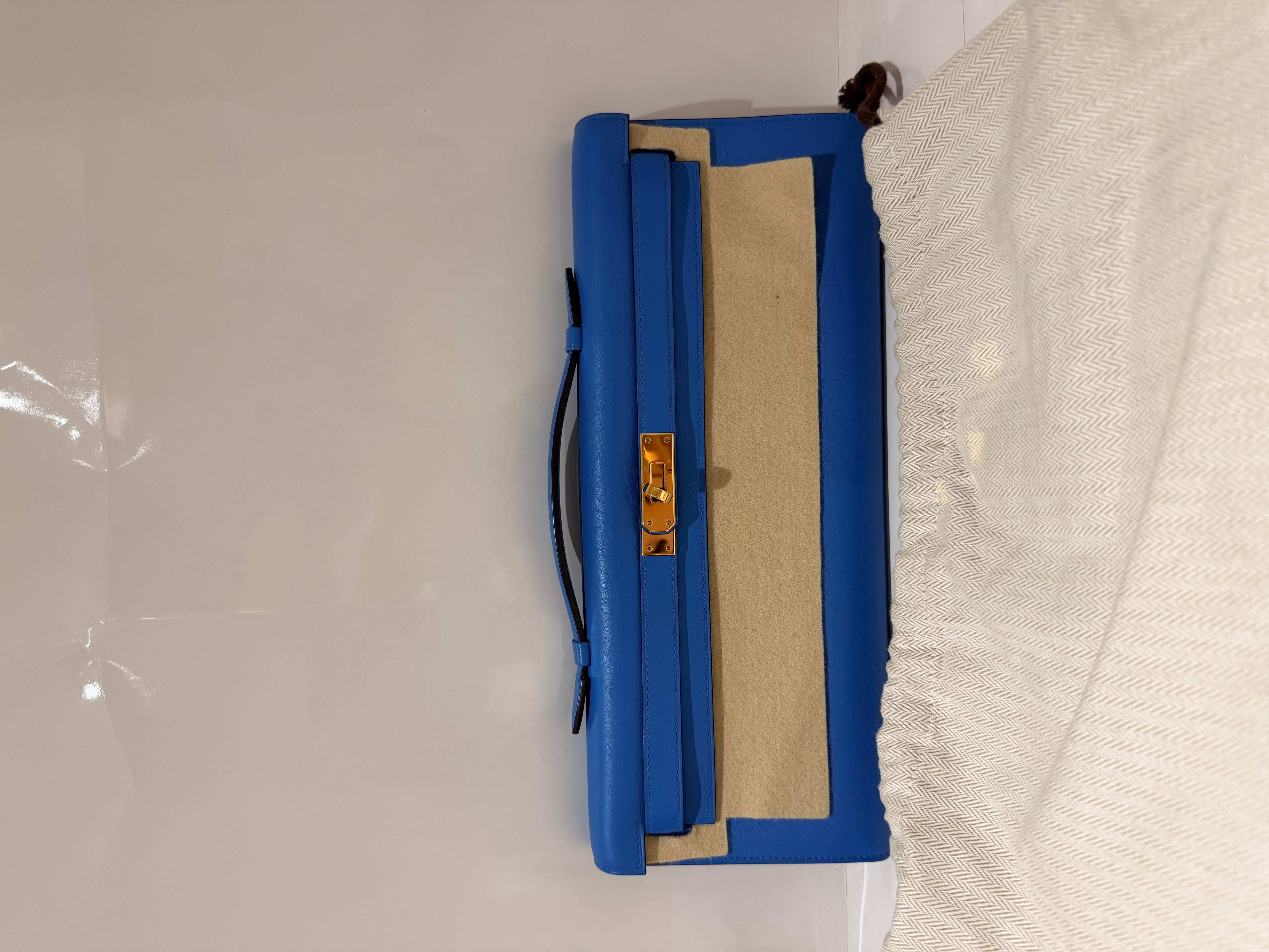 Hermes Kelly Cut clutch in Bleu France color, swift leather with Gold Hardware. Excellent conditon
The interior is lined in a tonal leather
Includes dust bag and box

Height: 5 inches / 12.7 cm
Width: 12.25 inches / 31.11 cm
Depth: 1 inches / 2.54