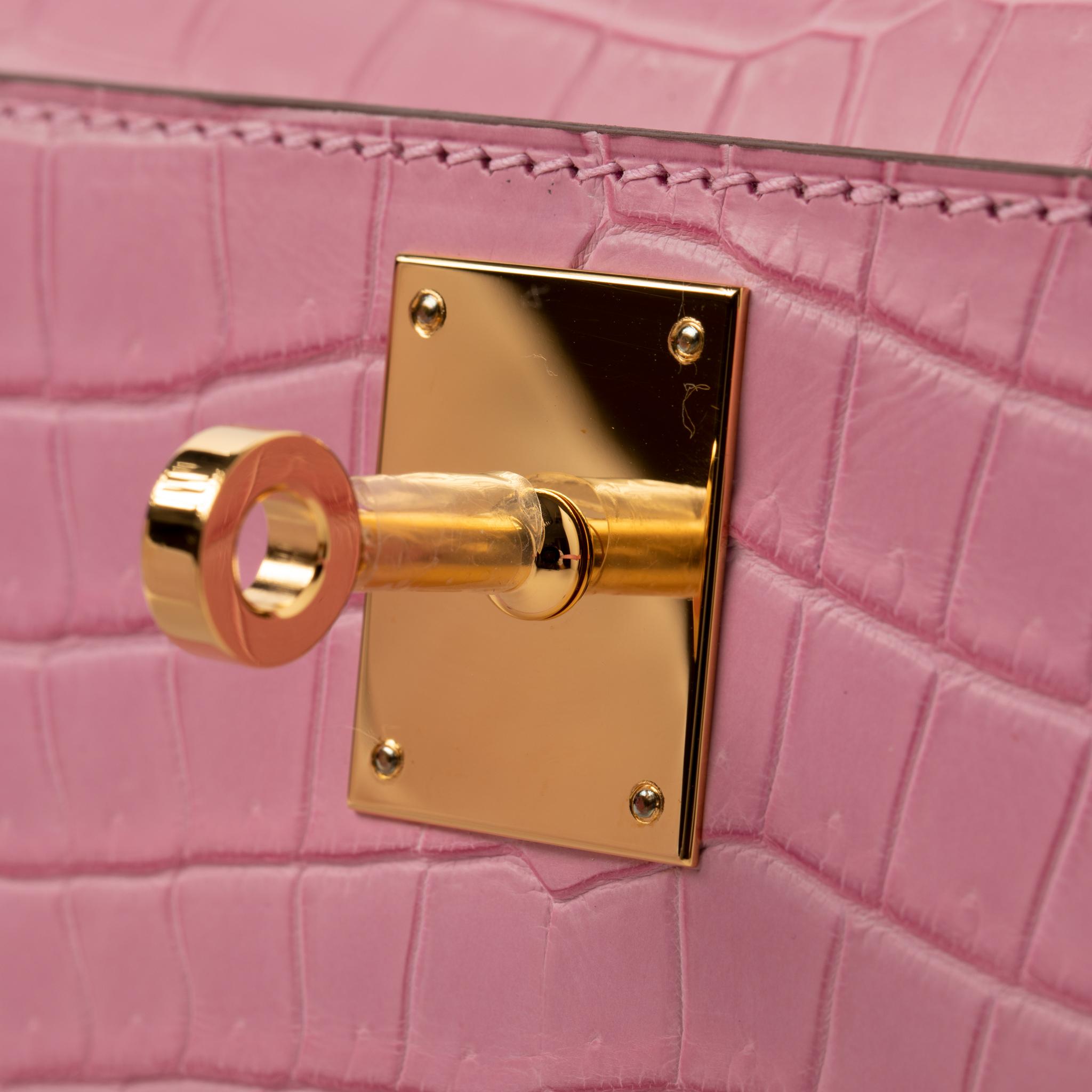 Hermès Kelly Cut Clutch Bubblegum Matte Porosus Krokodil Gold Hardware im Zustand „Neu“ in Sydney, New South Wales