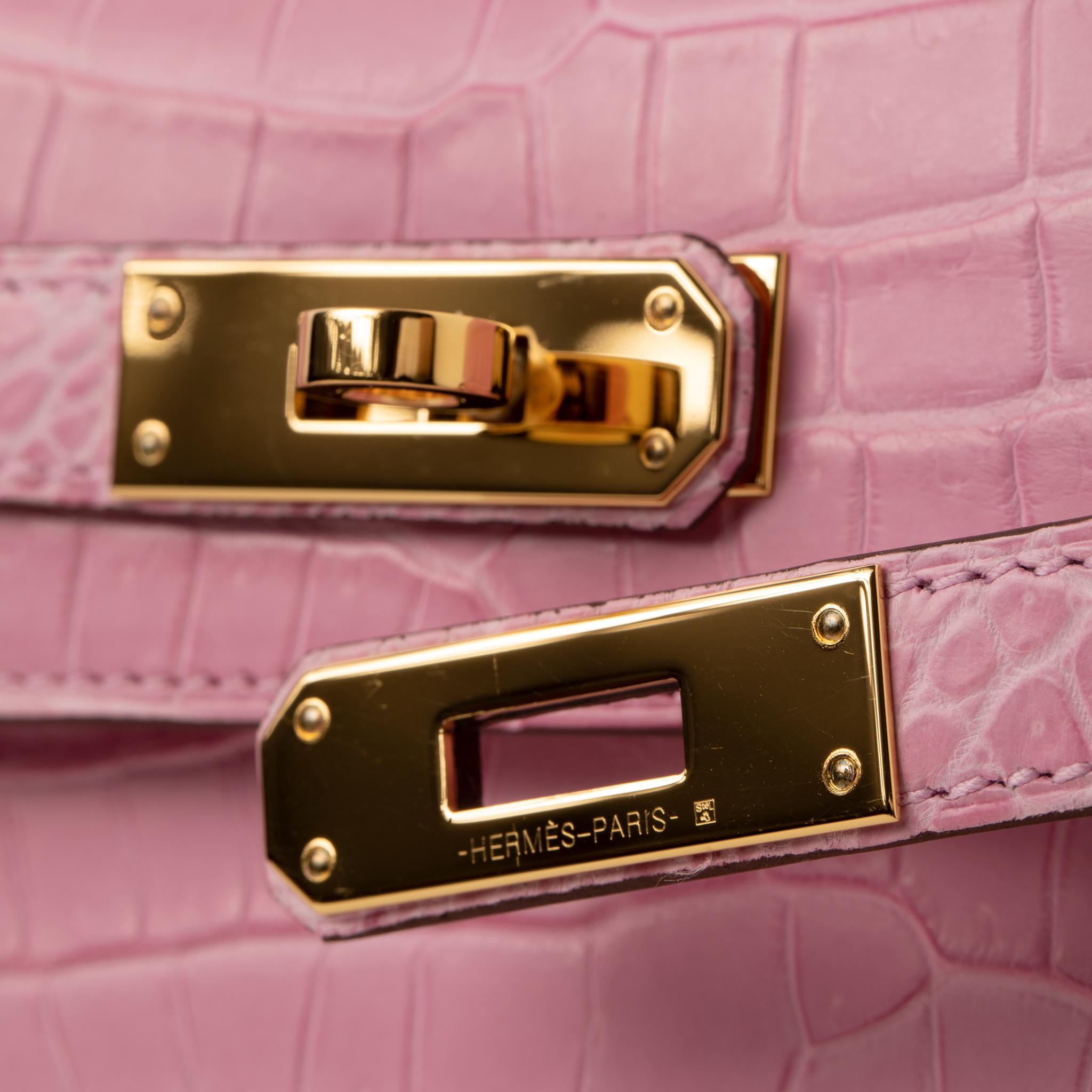 Hermès Kelly Cut Clutch Bubblegum Matte Porosus Crocodile Gold Hardware In New Condition In Sydney, New South Wales