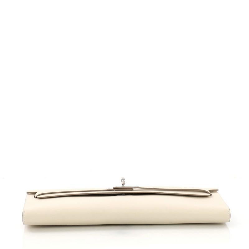 Hermes Kelly Cut Pochette Swift, crafted in Craie cream Swift leather In Excellent Condition In NY, NY