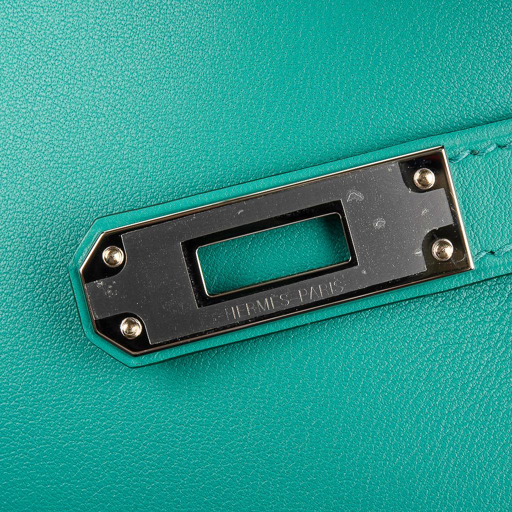 Guaranteed authentic timeless Hermes Kelly Cut bag features rich Vert Verone.
This soft green Hermes clutch is perfect day to evening.
Swift leather. 
Fresh with Palladium hardware. 
NEW or NEVER WORN 
final sale

BAG MEASURES:
LENGTH 12.25