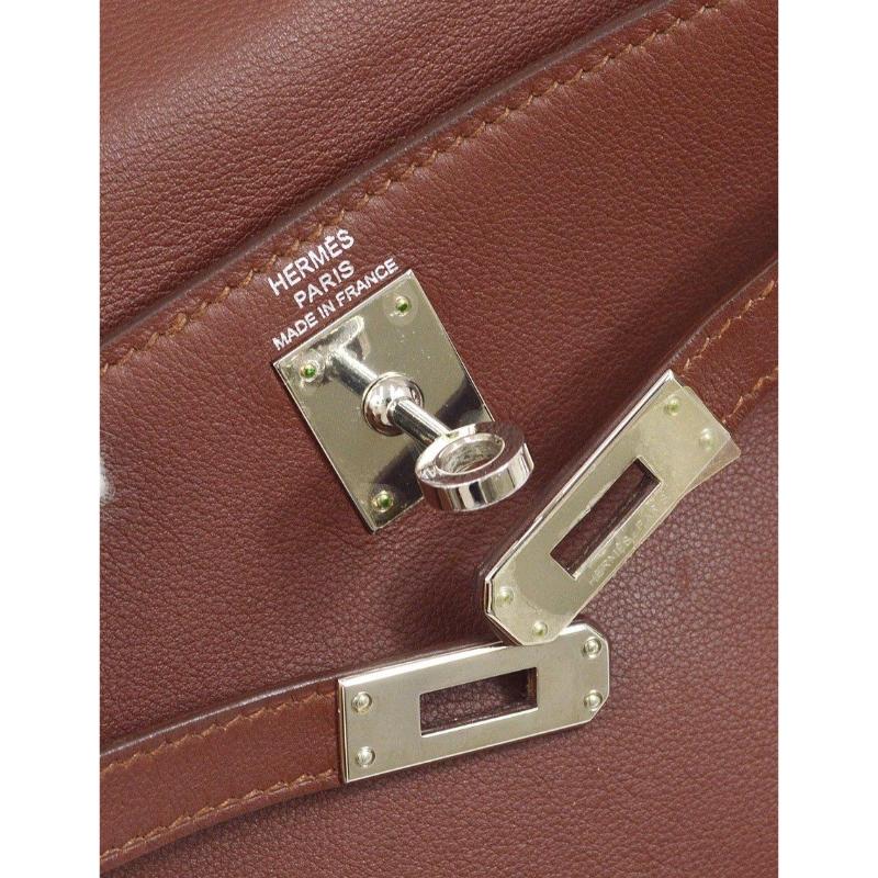 Pre-Owned Vintage Condition
From 2009 Collection
Swift Leather 
Silver Tone Hardware
Leather Lining
Measures 9.5