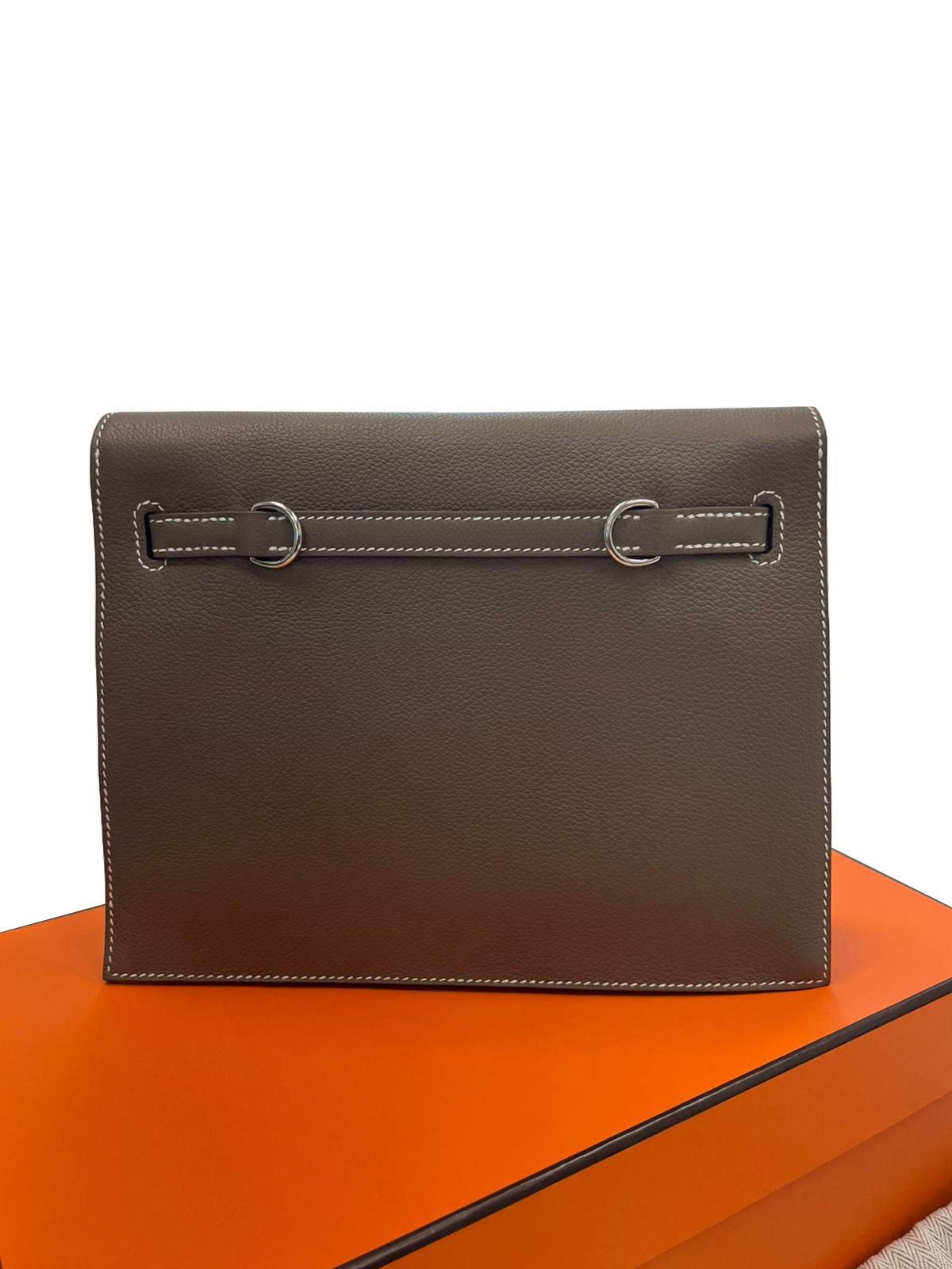 Hermès Kelly Danse Verso Etoupe New White Evercolor Palladium Hardware Handbag en vente 9