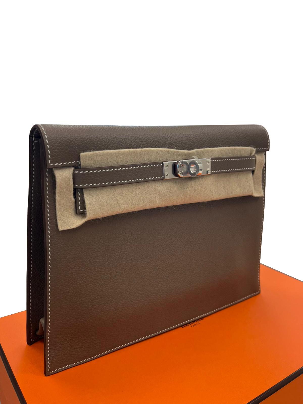 Hermès Kelly Danse Verso Etoupe New White Evercolor Palladium Hardware Handbag en vente 1